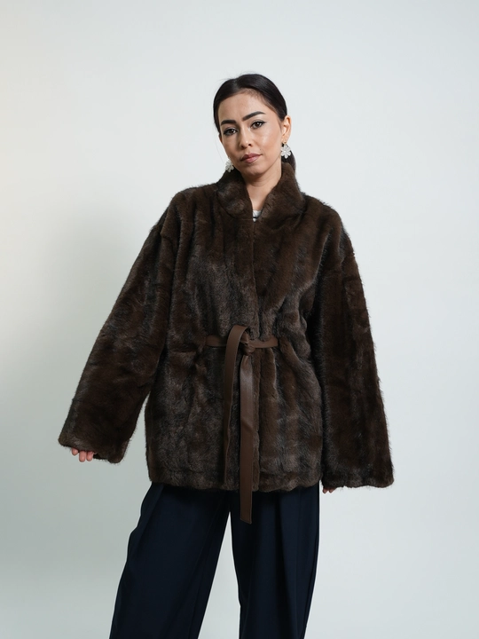 Ayollar uchun kimono fasonli eko mo‘yna shuba — belbog‘li