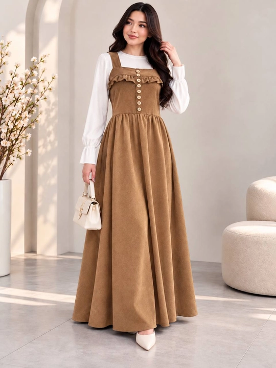 Ayollar uchun uzun velvet sarafan, oq bluzkali, nafis va zamonaviy model