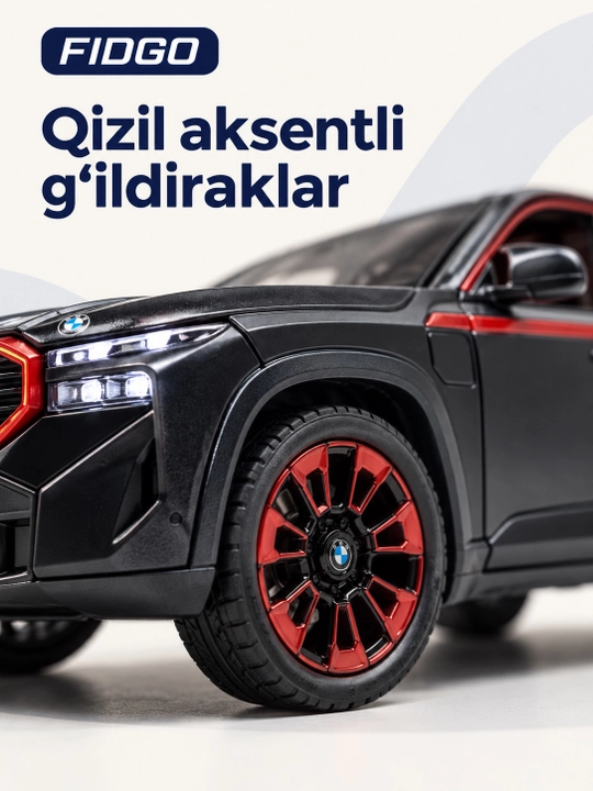 BMW avtomobil modeli, qora korpus va qizil aksentlar