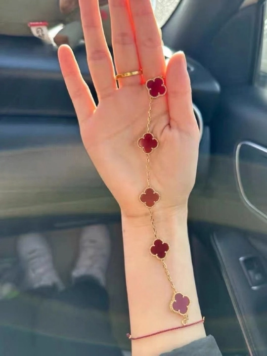Ayollar va qizlar uchun chiroyli, nafis, oq va tillarang aralashgan Clover bilaguzugi