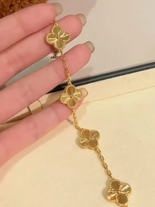 Ayollar va qizlar uchun chiroyli, nafis, oq va tillarang aralashgan Clover bilaguzugi