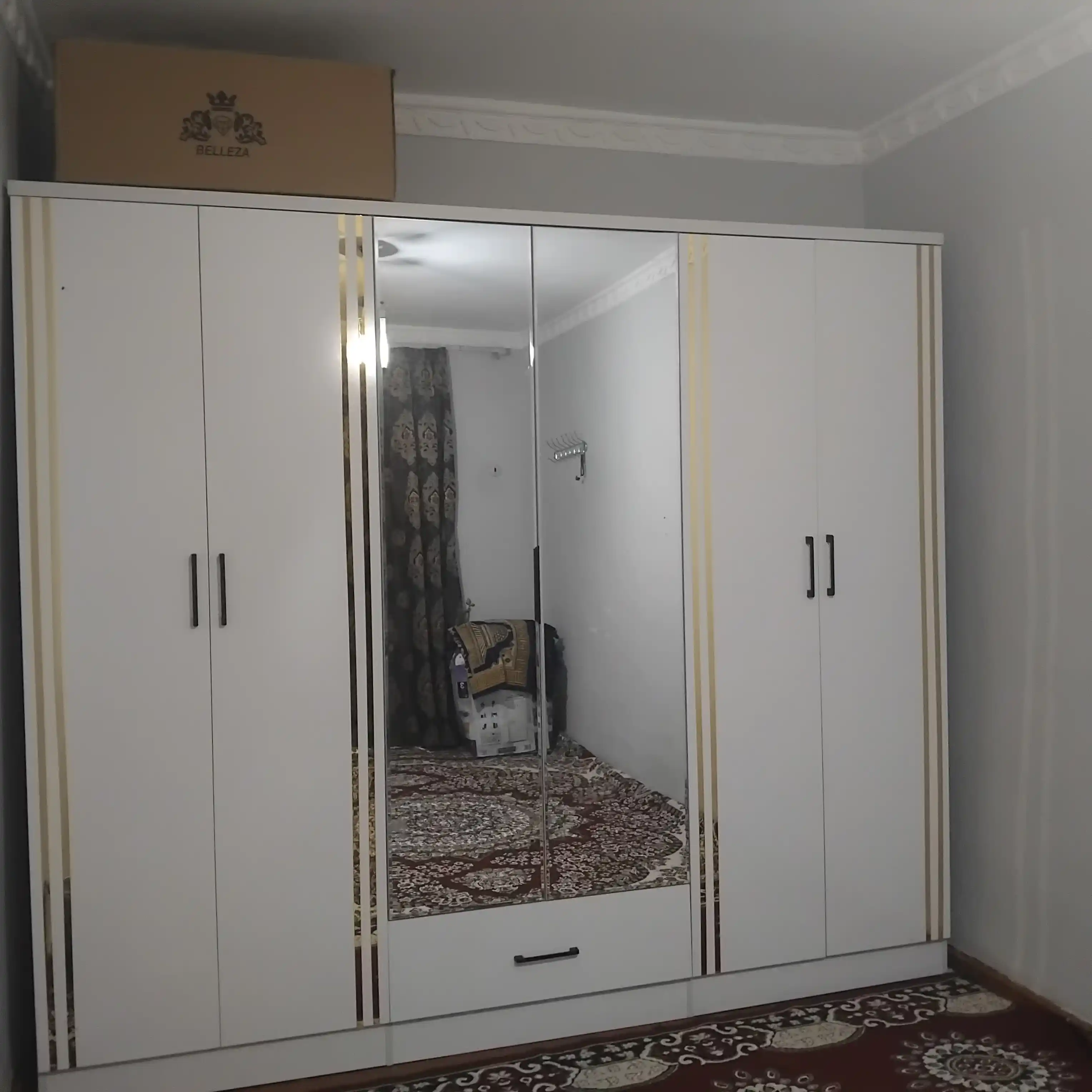 6 eshikli zamonaviy, 6 ta tortmali shkaf