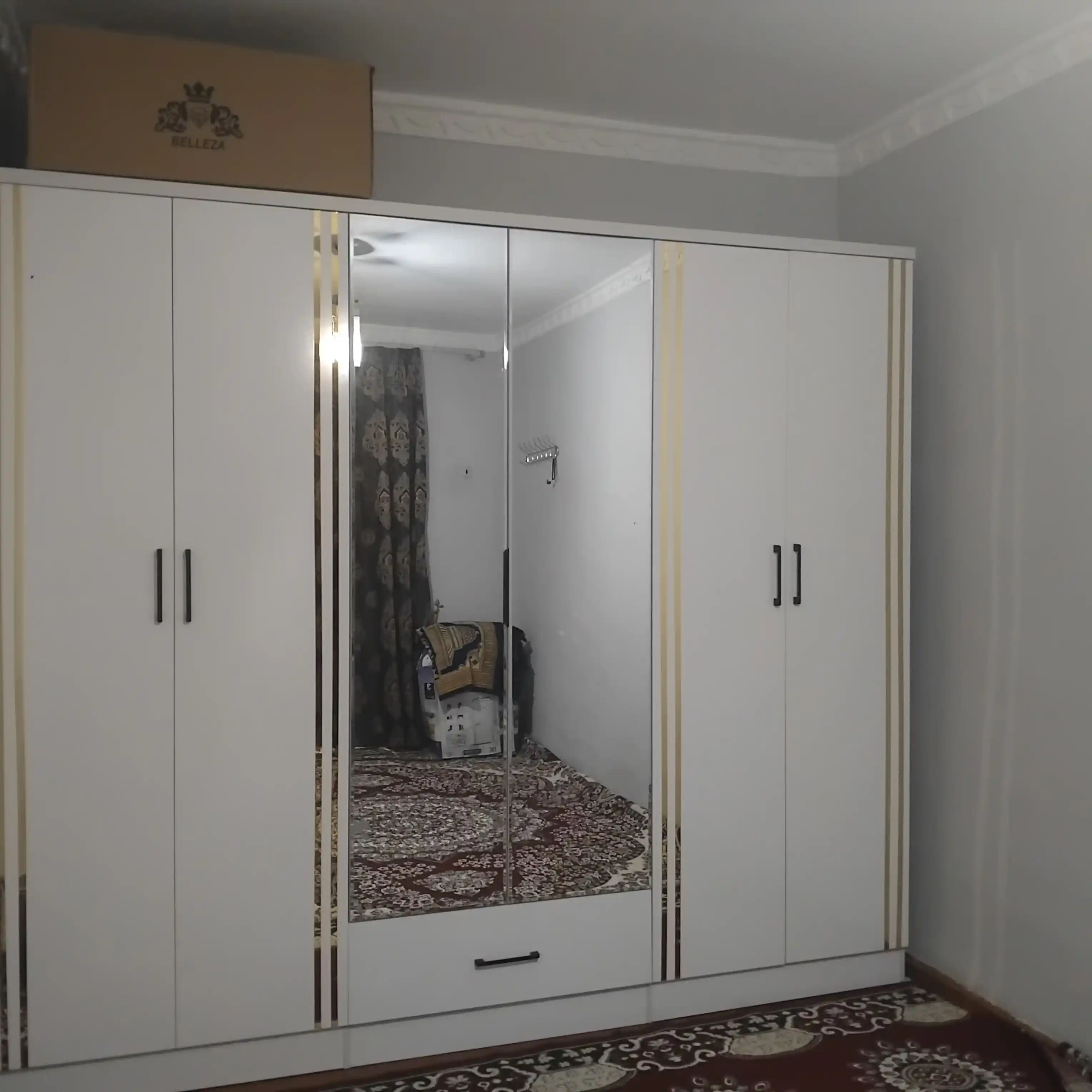 6 eshikli zamonaviy, 6 ta tortmali shkaf