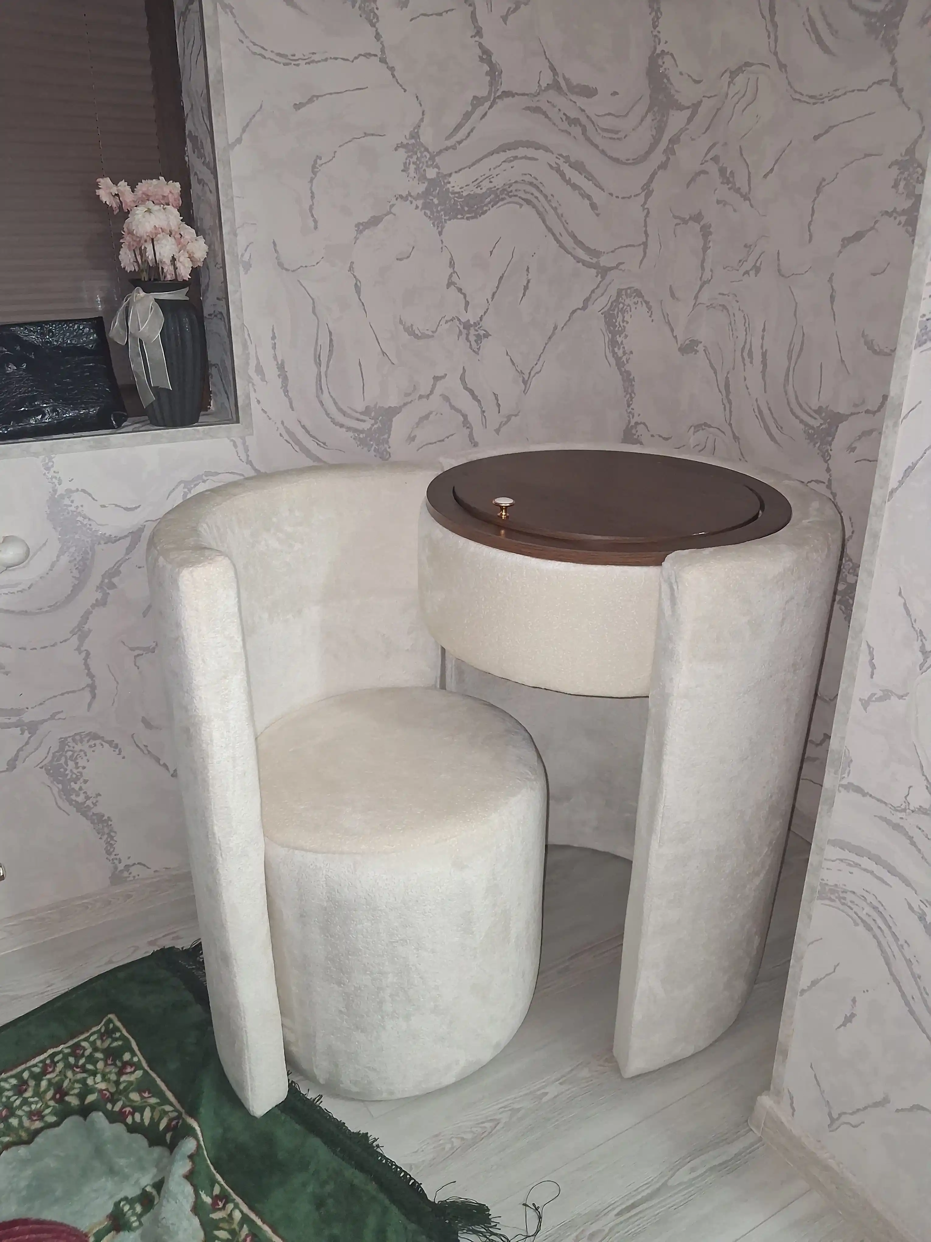 Kosmetika stoli, makiyaj stoli, ko‘zguli stol, pufik bilan to‘plam