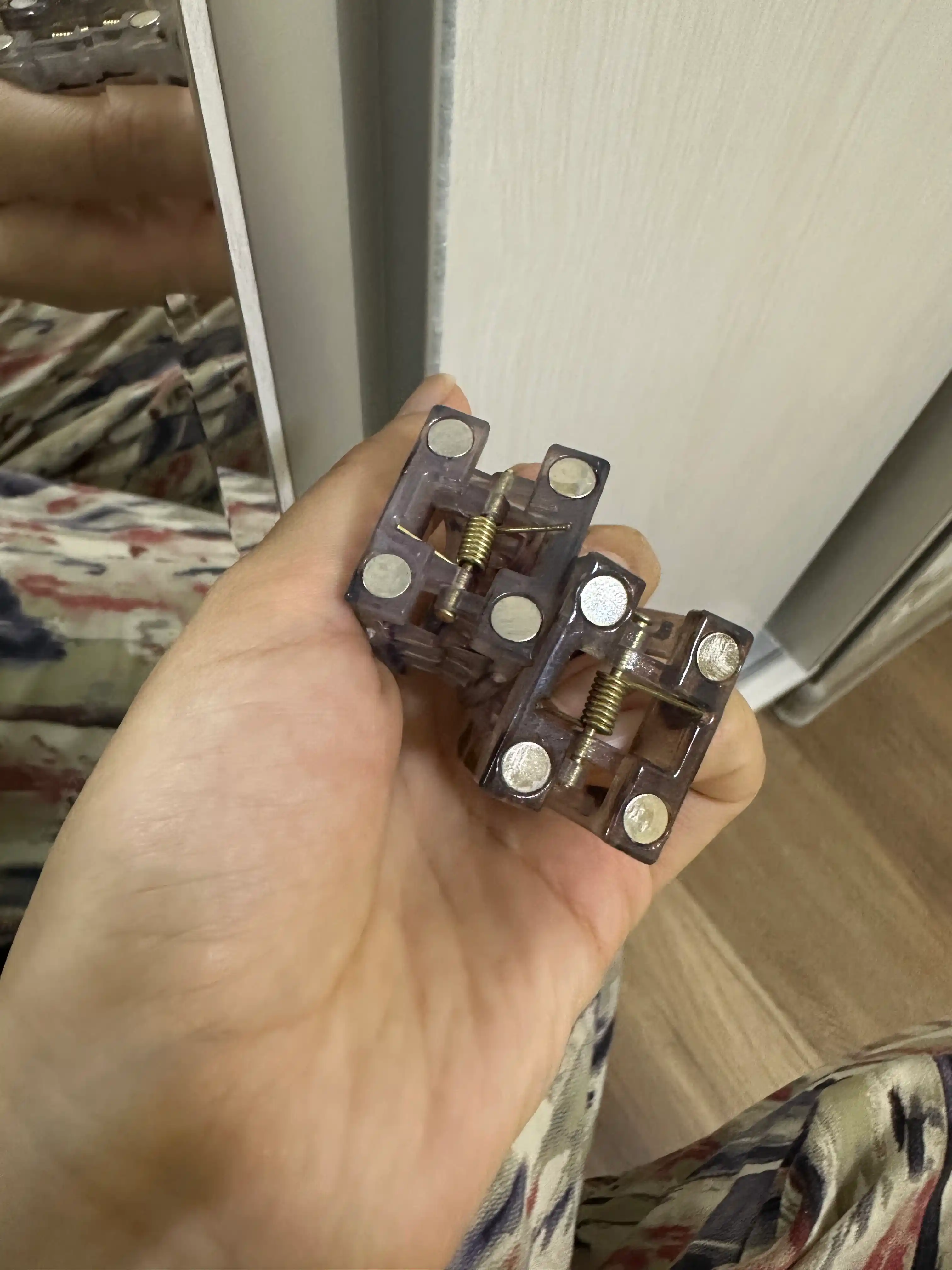 Soch uchun magnitli zakolka, mustahkam qisqich-krabik, 6 xil rang va 3 donali to‘plam