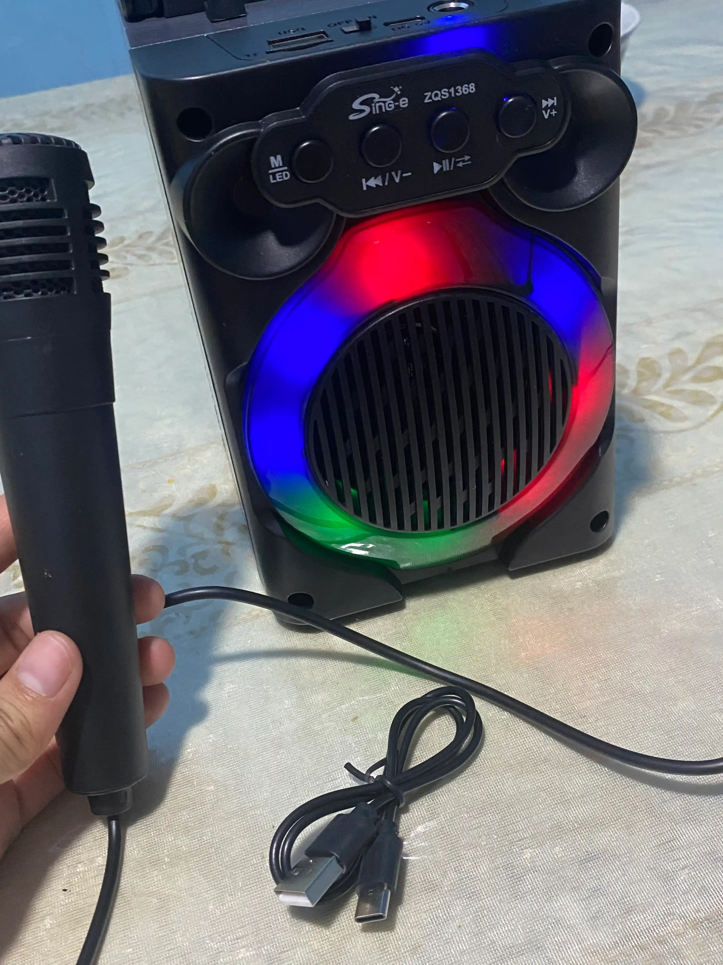 Simsiz katta karnay, karaoke musiqasi, mikrofon, pult va RGB yoritgich