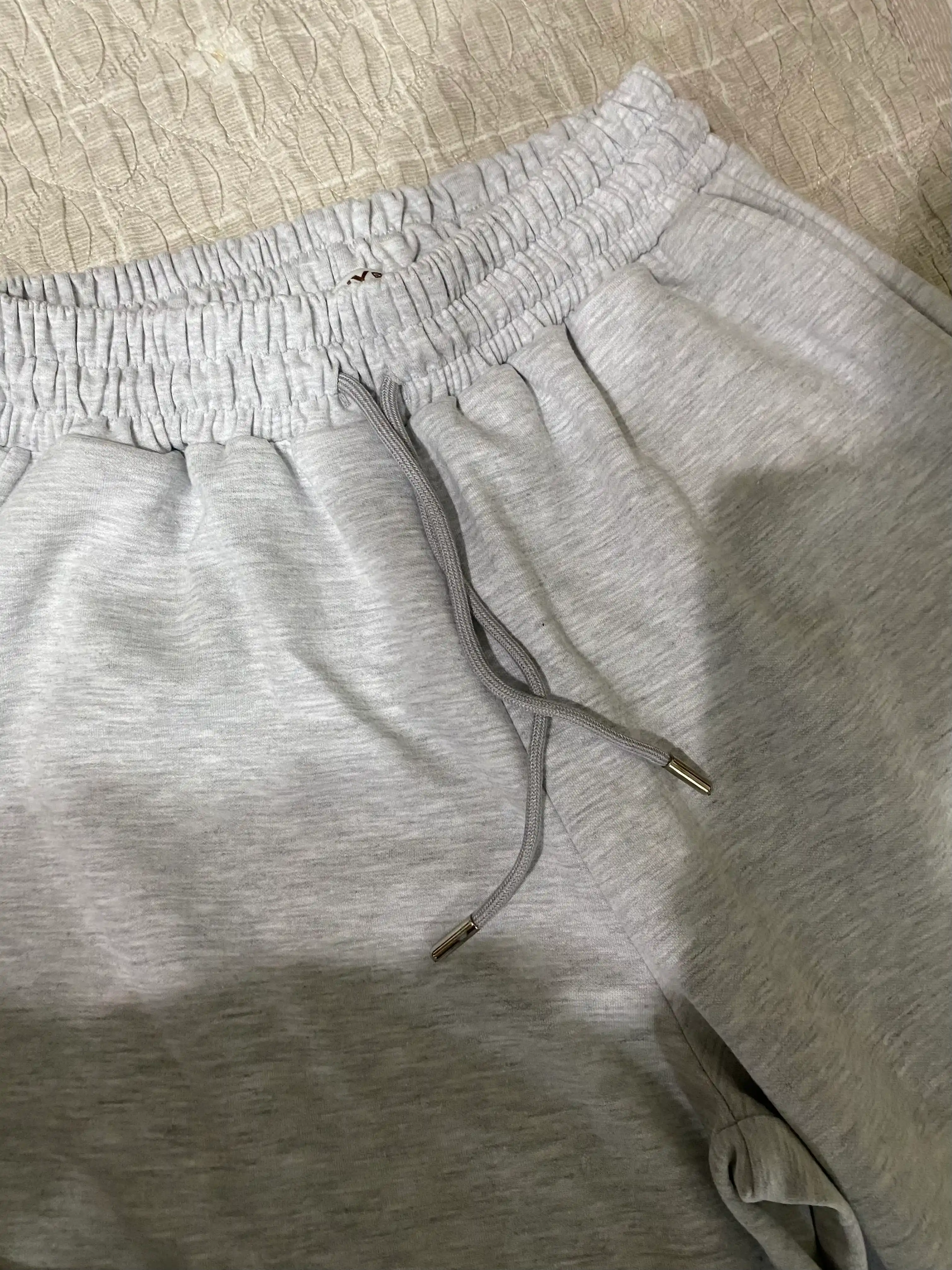 Ayollar uchun ikki qismli sport kostyumi, qisqartirilgan zip xudi va keng shimlar, to‘plam