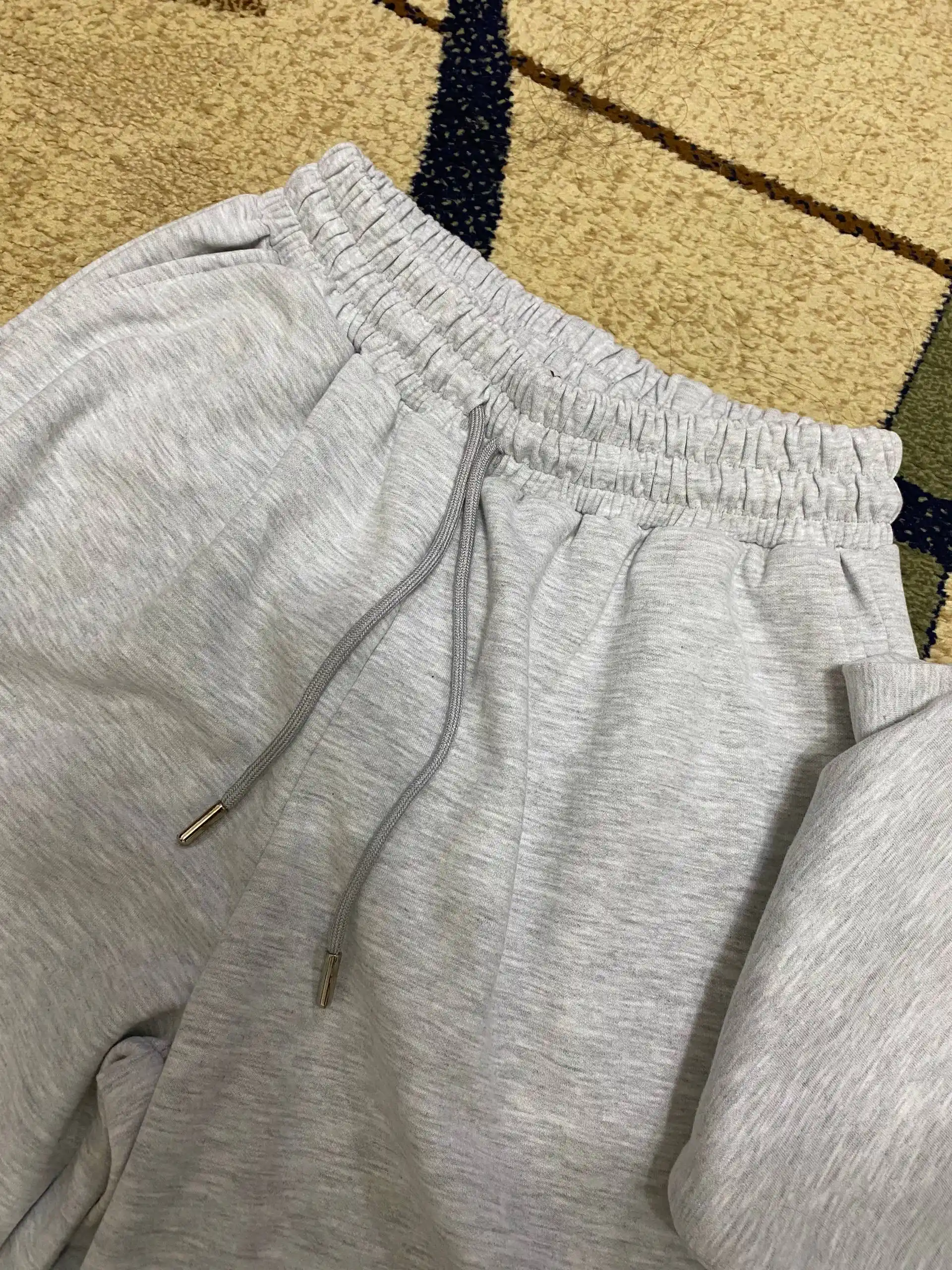 Ayollar uchun ikki qismli sport kostyumi, qisqartirilgan zip xudi va keng shimlar, to‘plam