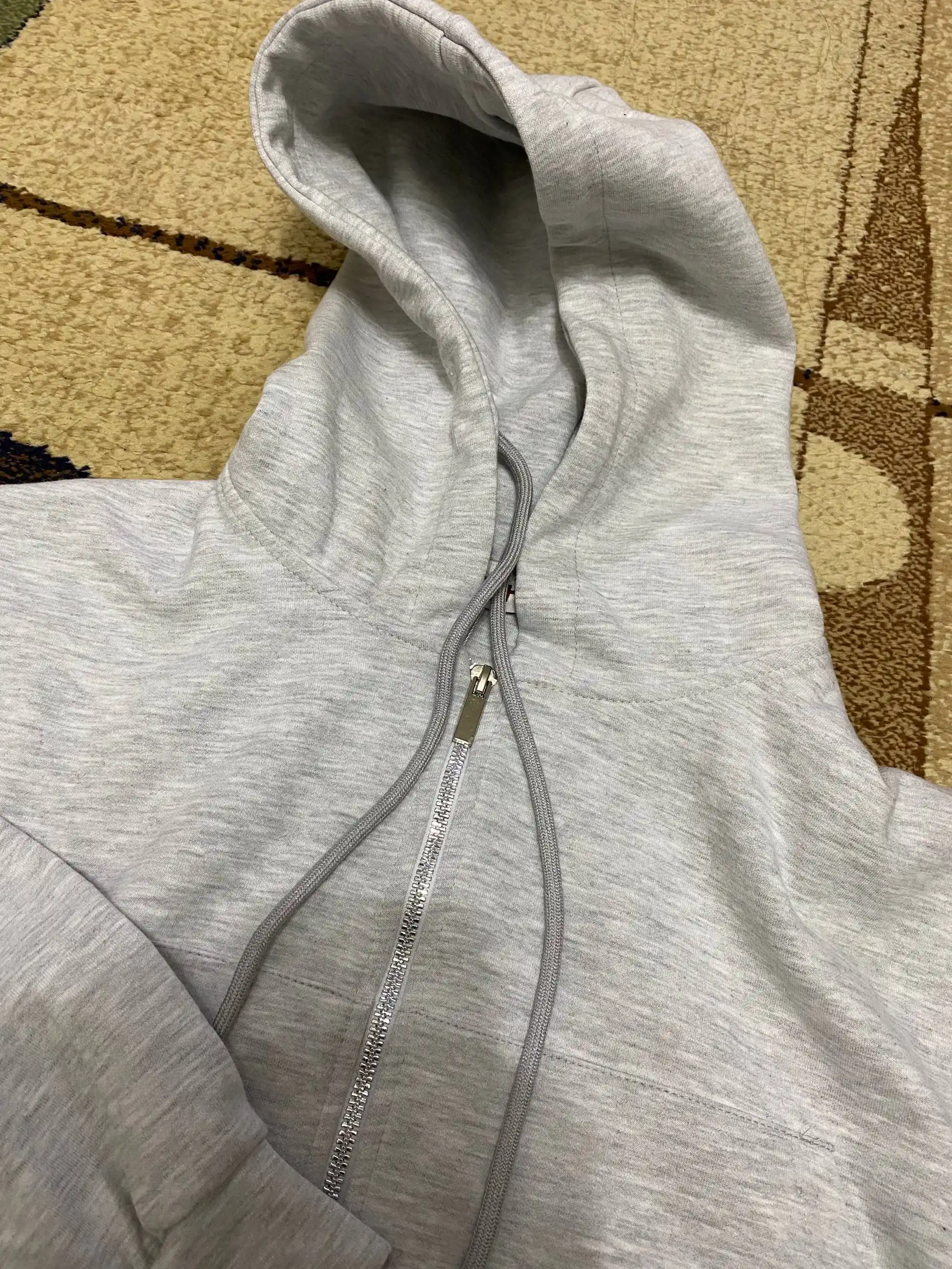 Ayollar uchun ikki qismli sport kostyumi, qisqartirilgan zip xudi va keng shimlar, to‘plam