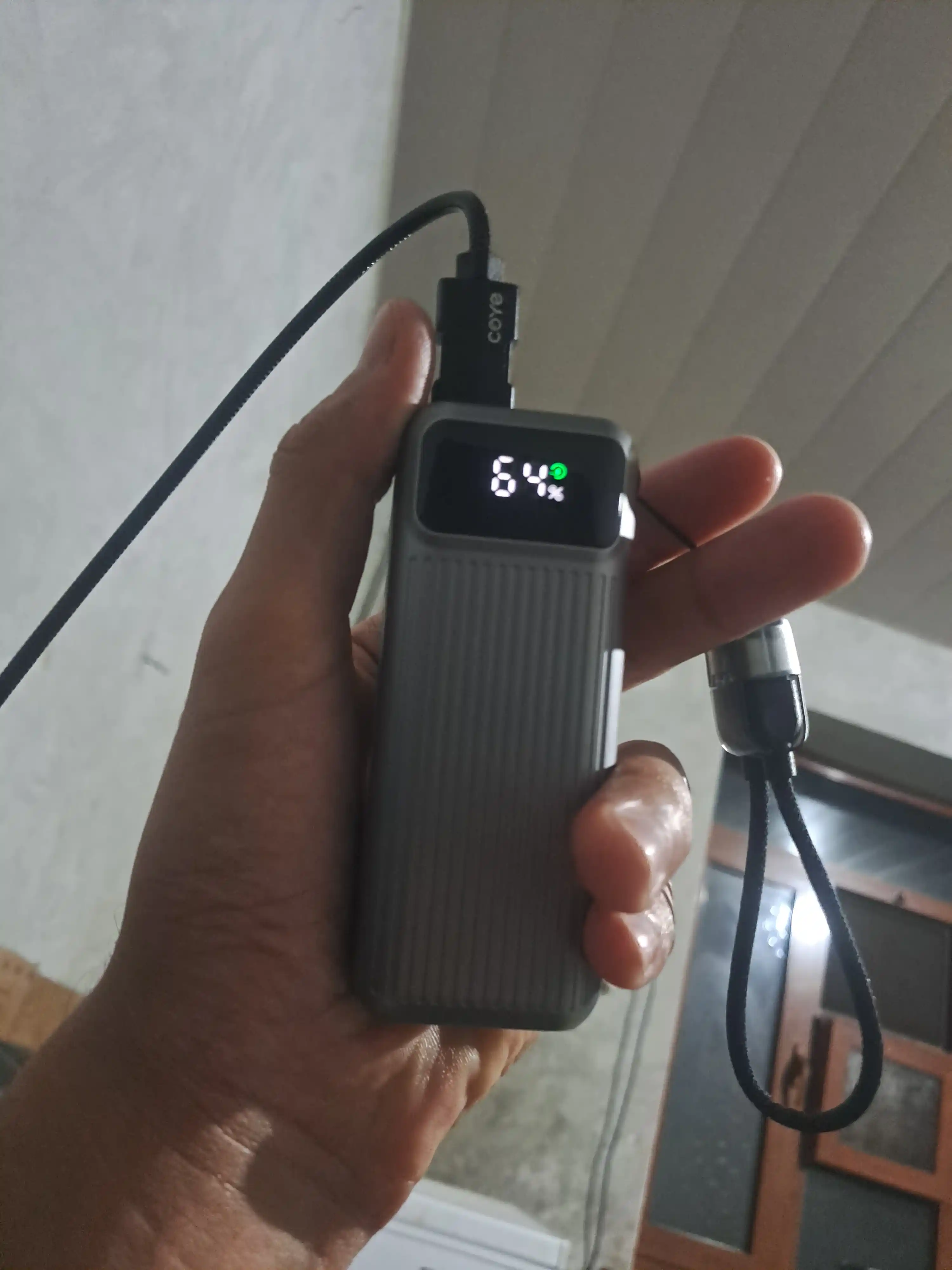Повербанк 10 000 мА·ч, 22,5 Вт, быстрая зарядка, встроенные кабели Lightning и Type-C