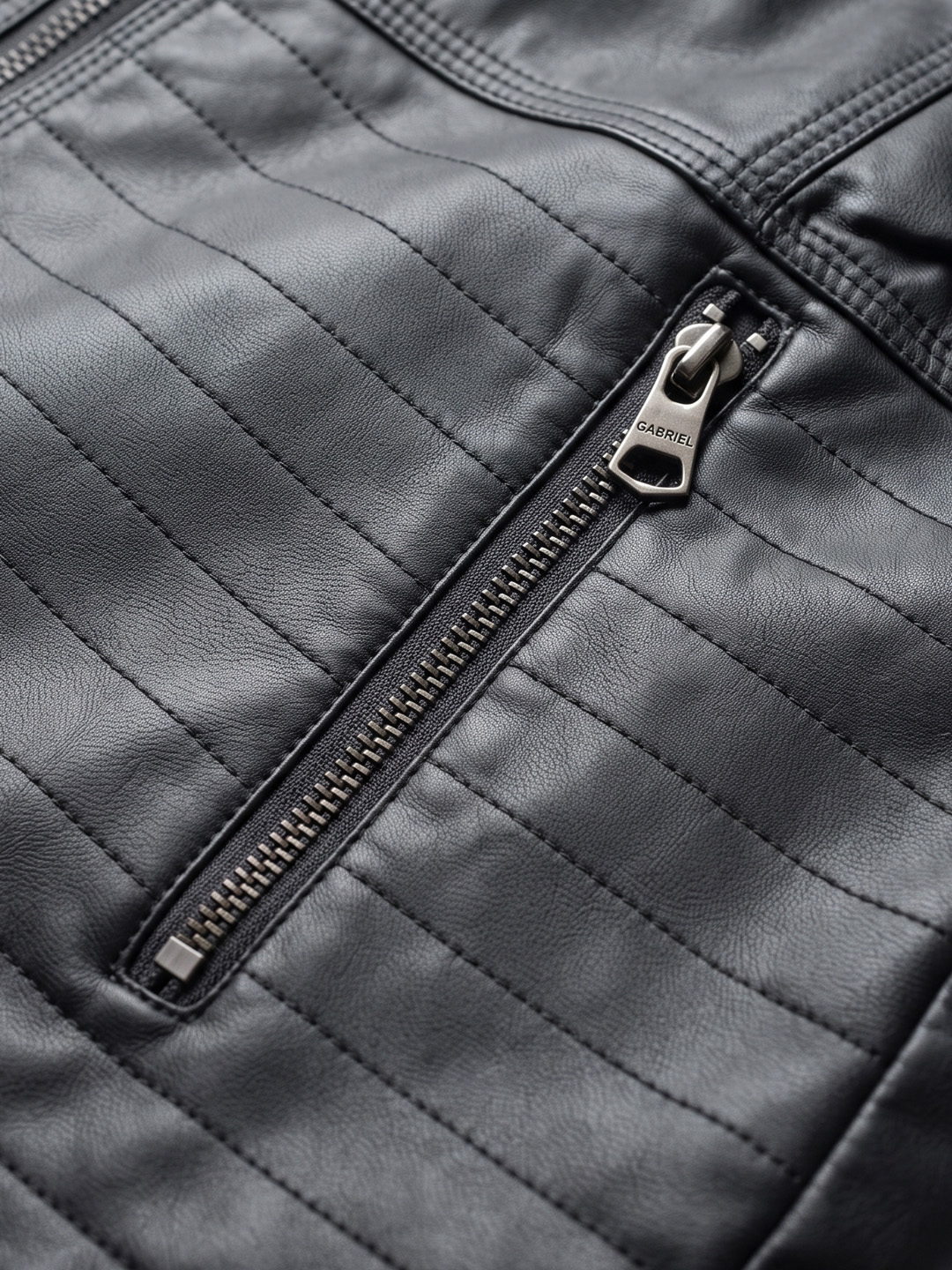 Ayollar uchun katta o‘lchamli qora eko charm kurtka-kosuxa, 3XL–7XL