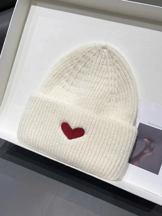 Шапка для девочек Зимня трикотажни шапка beanie с сердцем — чёрная белая, унисекс для зимы