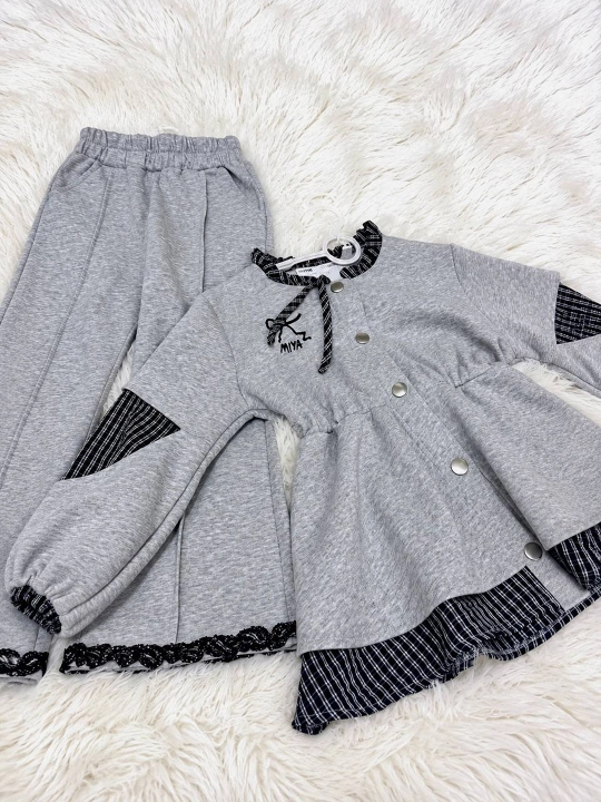 Qizlar uchun kulrang ikki qismli kostyum — bezakli kofta va keng shim