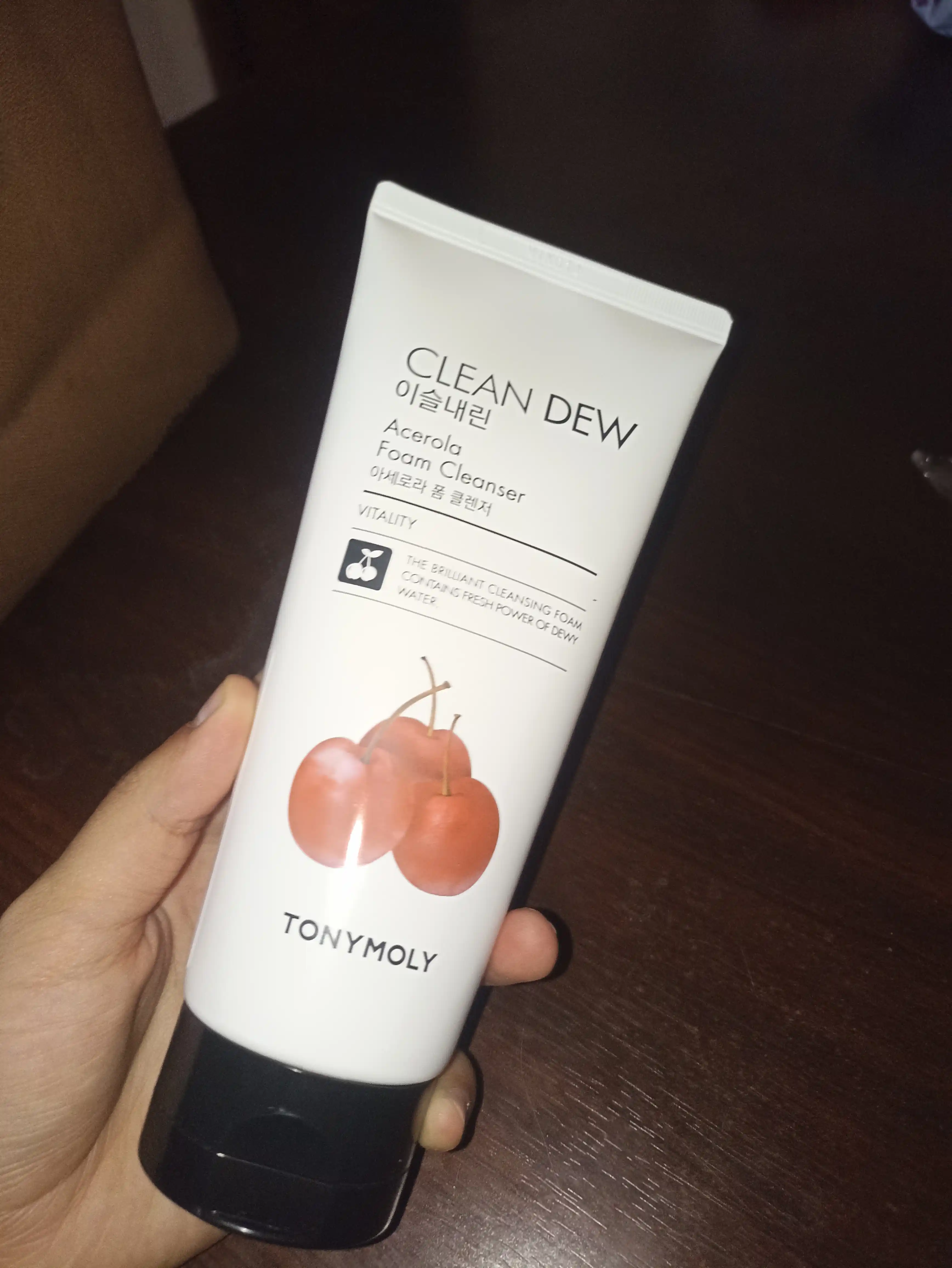 TonyMoly Clean Dew brendining yuzni tozalash uchun ko'pik, makiyajni tozalaydi, oqartiradi