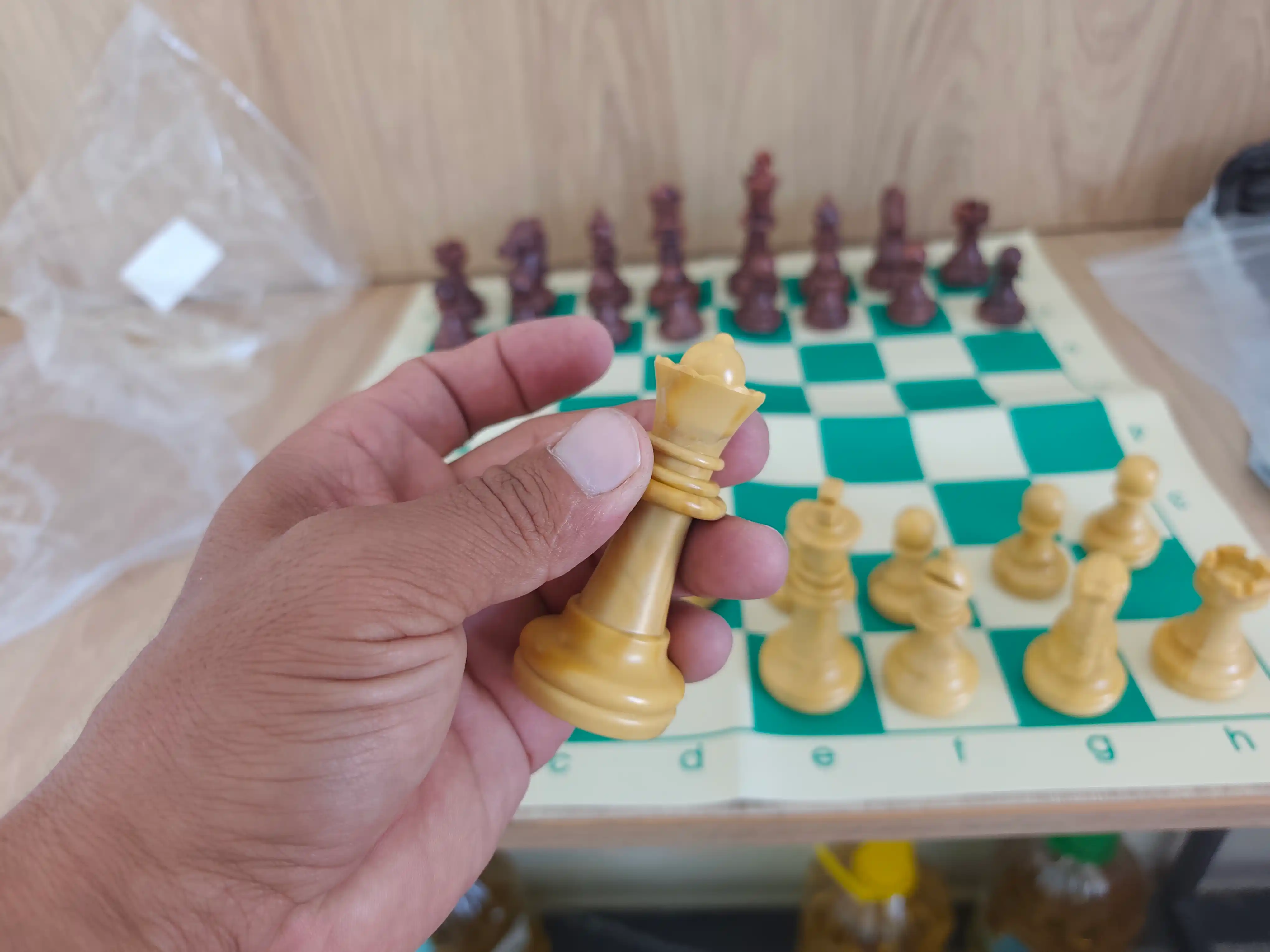 Yig‘iladigan shaxmat to‘plami, 42×42 sm o‘lchamdagi ekocharm taxta, 32 dona