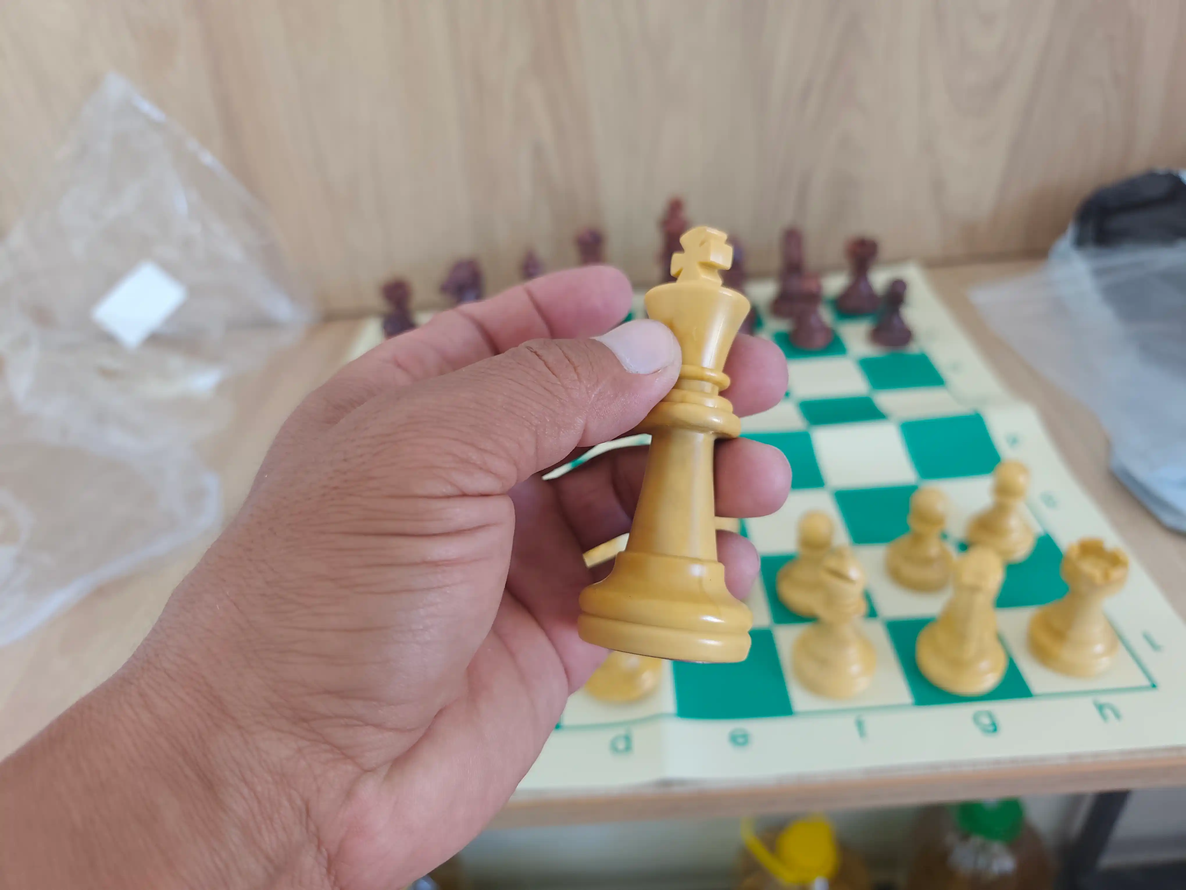 Yig‘iladigan shaxmat to‘plami, 42×42 sm o‘lchamdagi ekocharm taxta, 32 dona