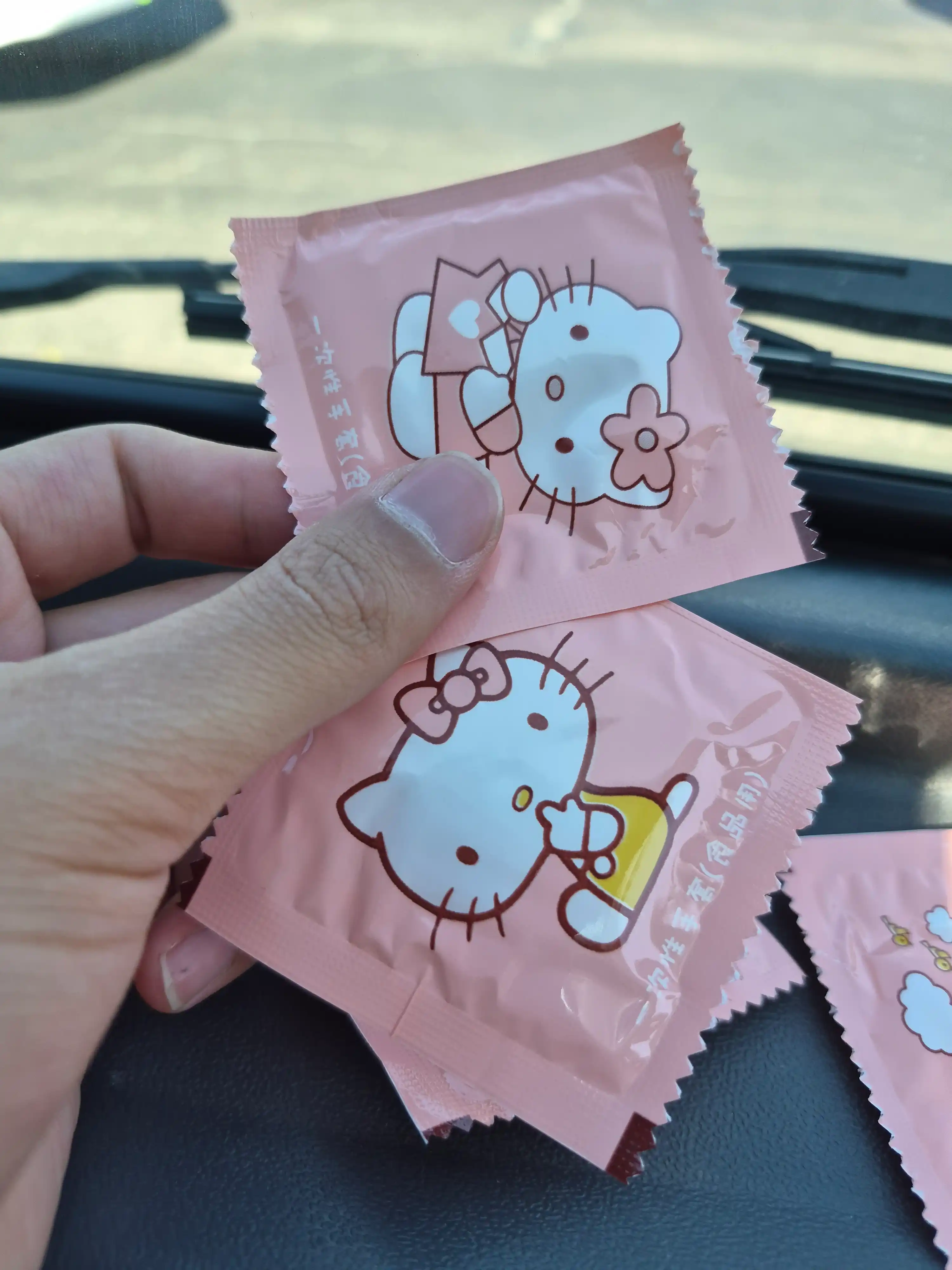 Bir martalik qo‘lqoplar, Hello Kitty dizaynida