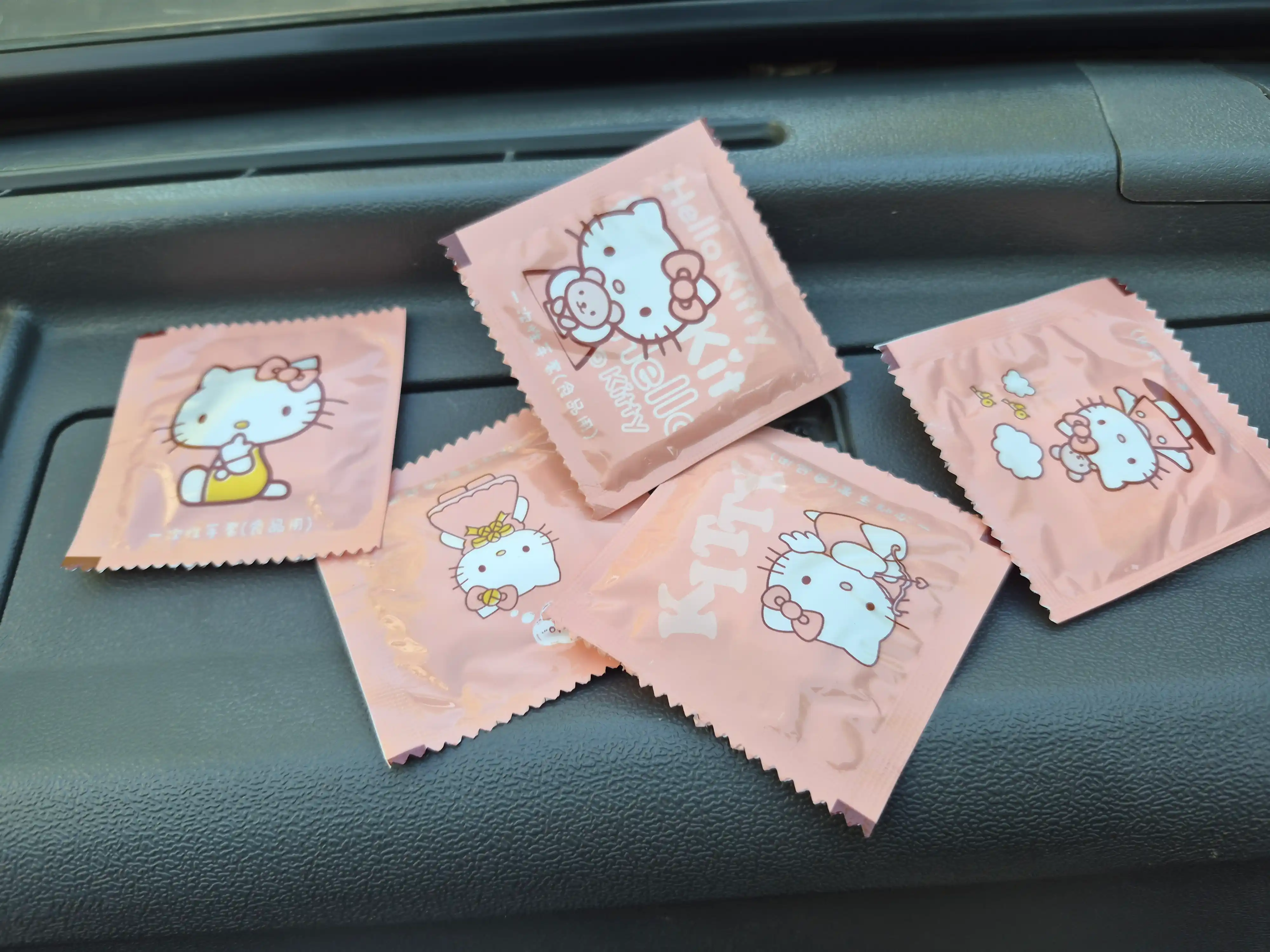 Bir martalik qo‘lqoplar, Hello Kitty dizaynida