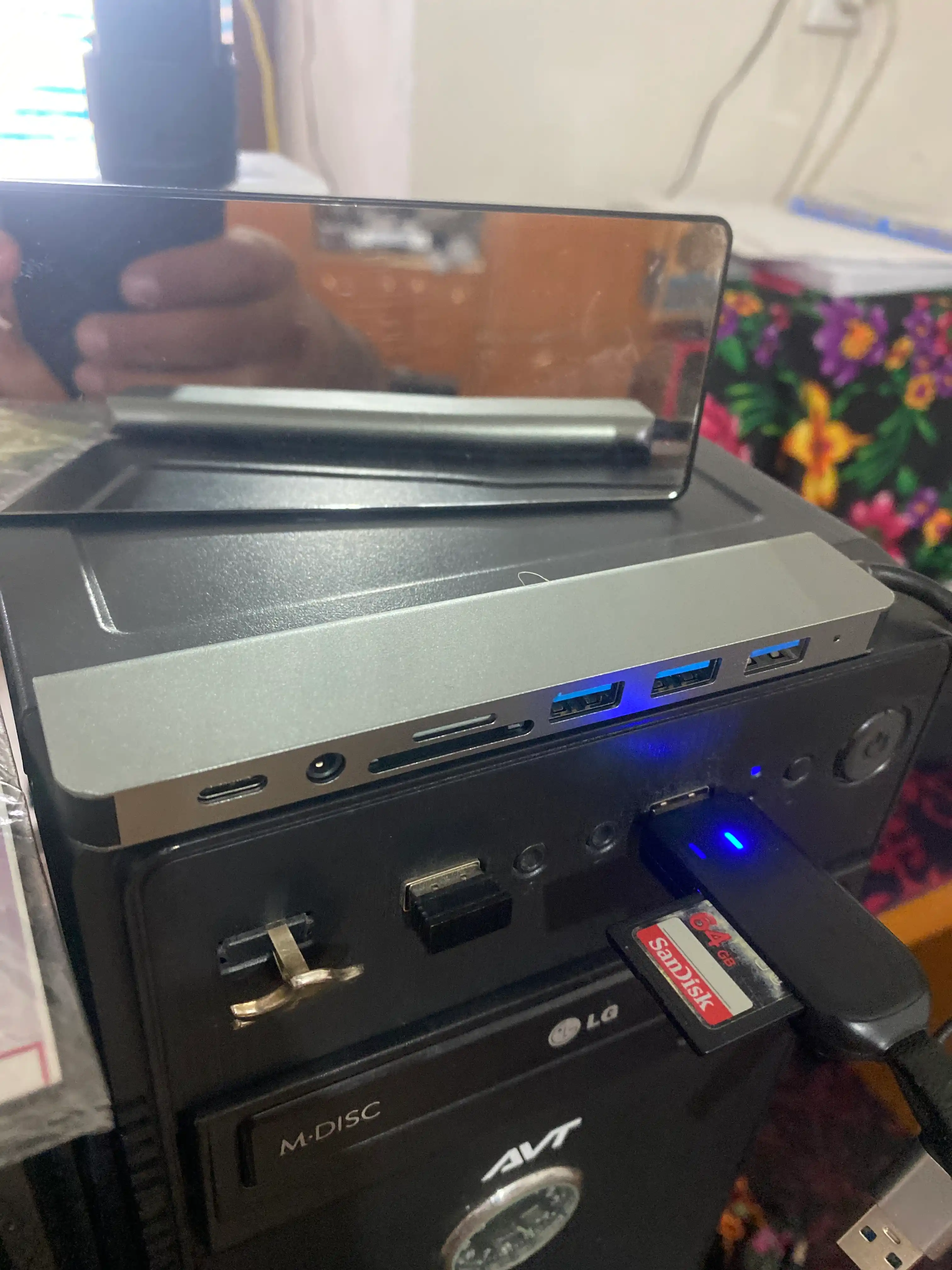 USB hub 3.0 Type-C, 8 ta port va kartrider bilan