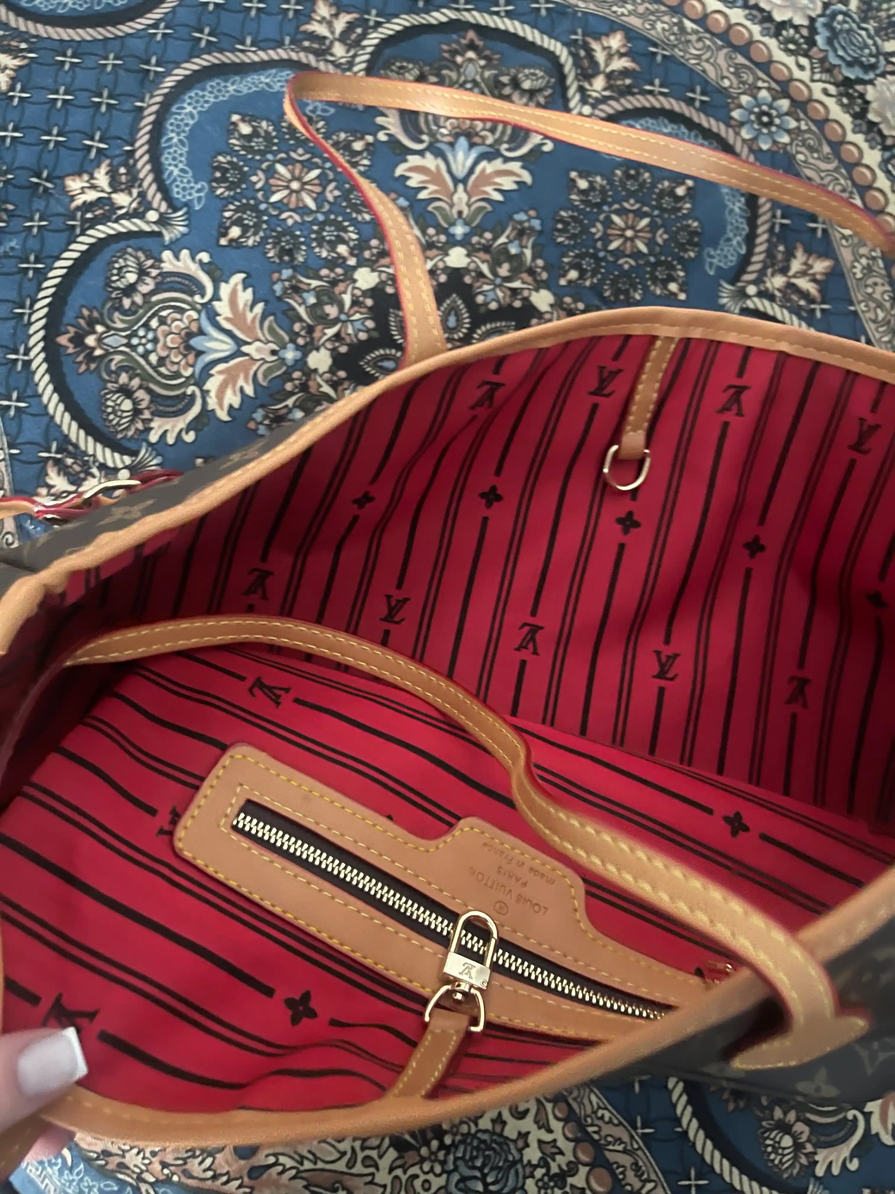 Ayollar sumkasi Louis Vuitton Neverfull uslubida