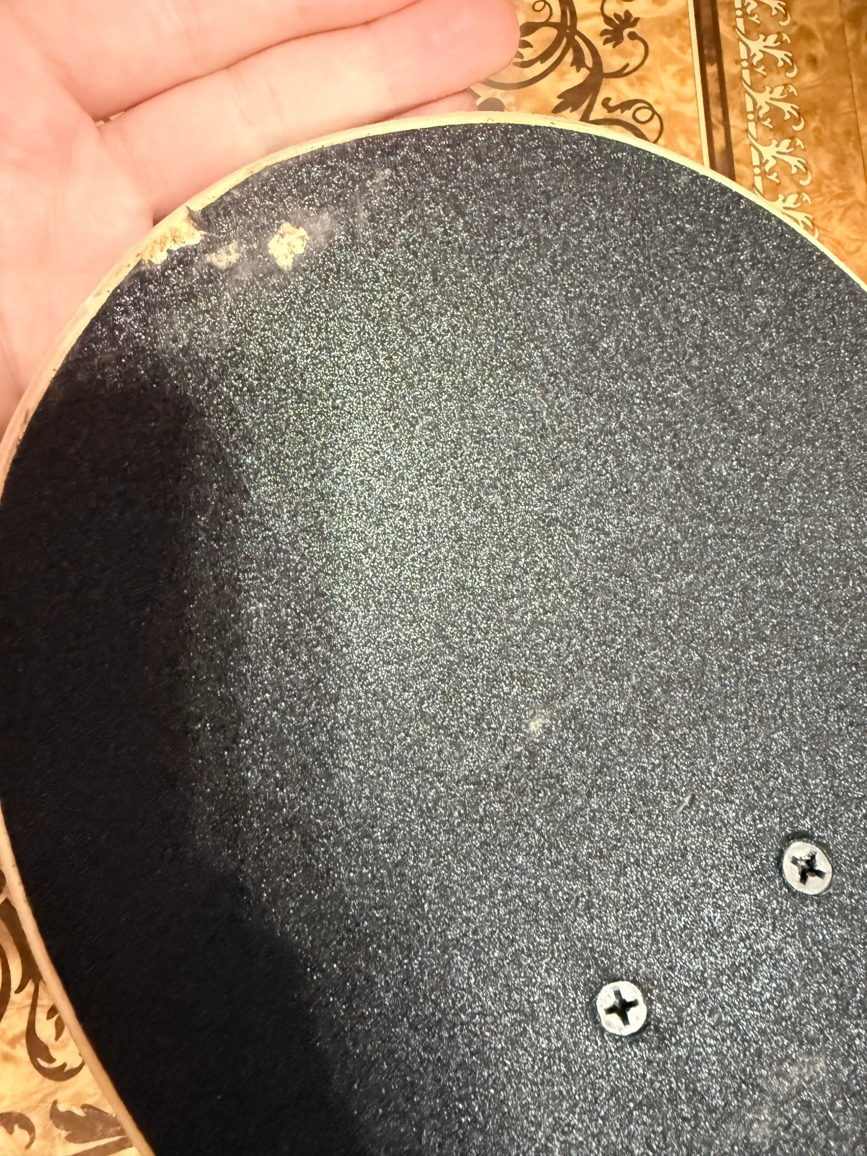 Kanada zarangidan yog‘och skeytbord 80×20 sm, qora griptape va oq g‘ildirakli klassik model