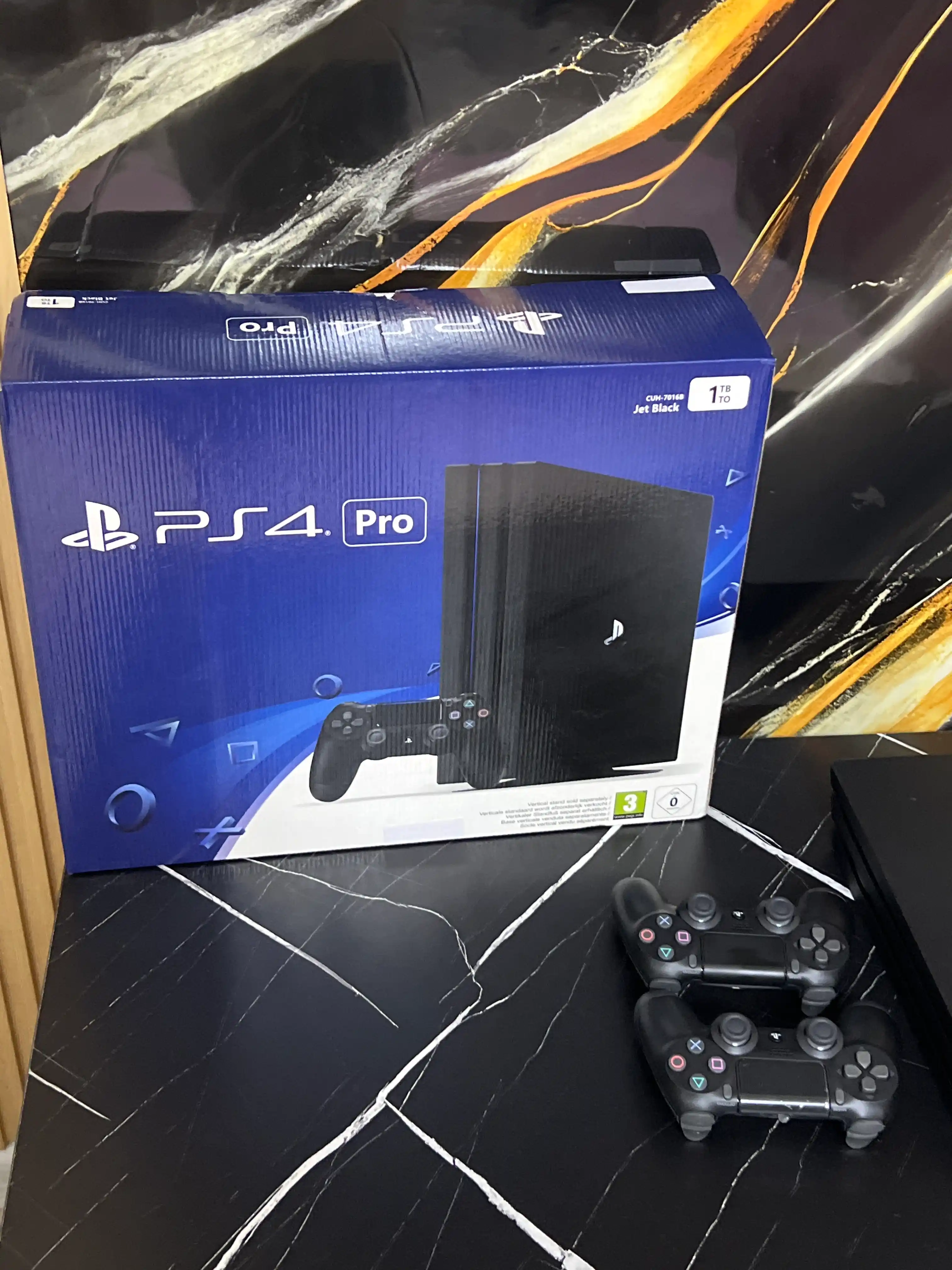 Playstation 4 Pro, 1 Тб, гарантия 1 год, с 2 джойстиками, установлены игры