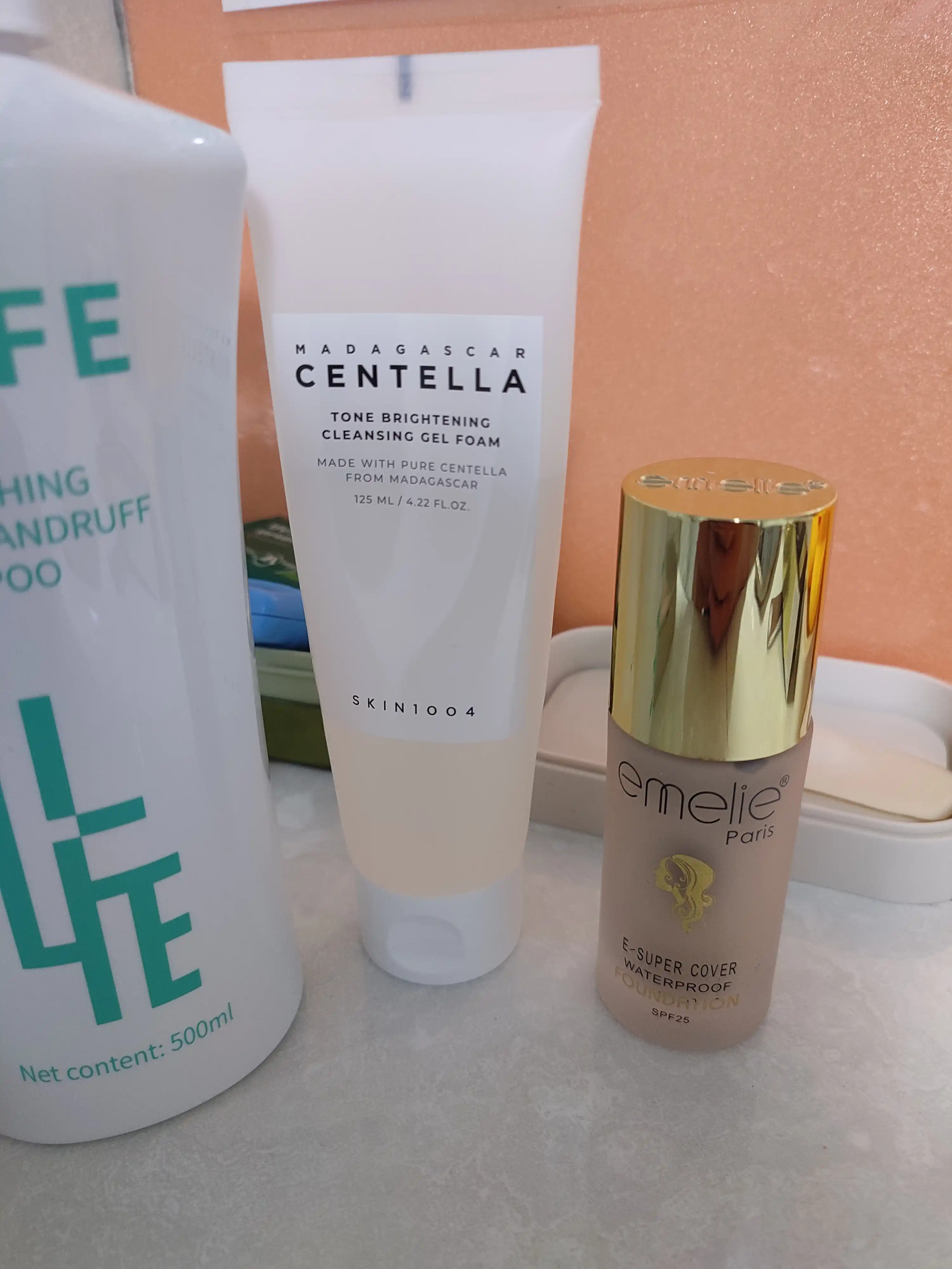 Emelie tonal kremi yuz uchun SPF 25, namlovchi, mat 01 va 02 ton, 45 ml