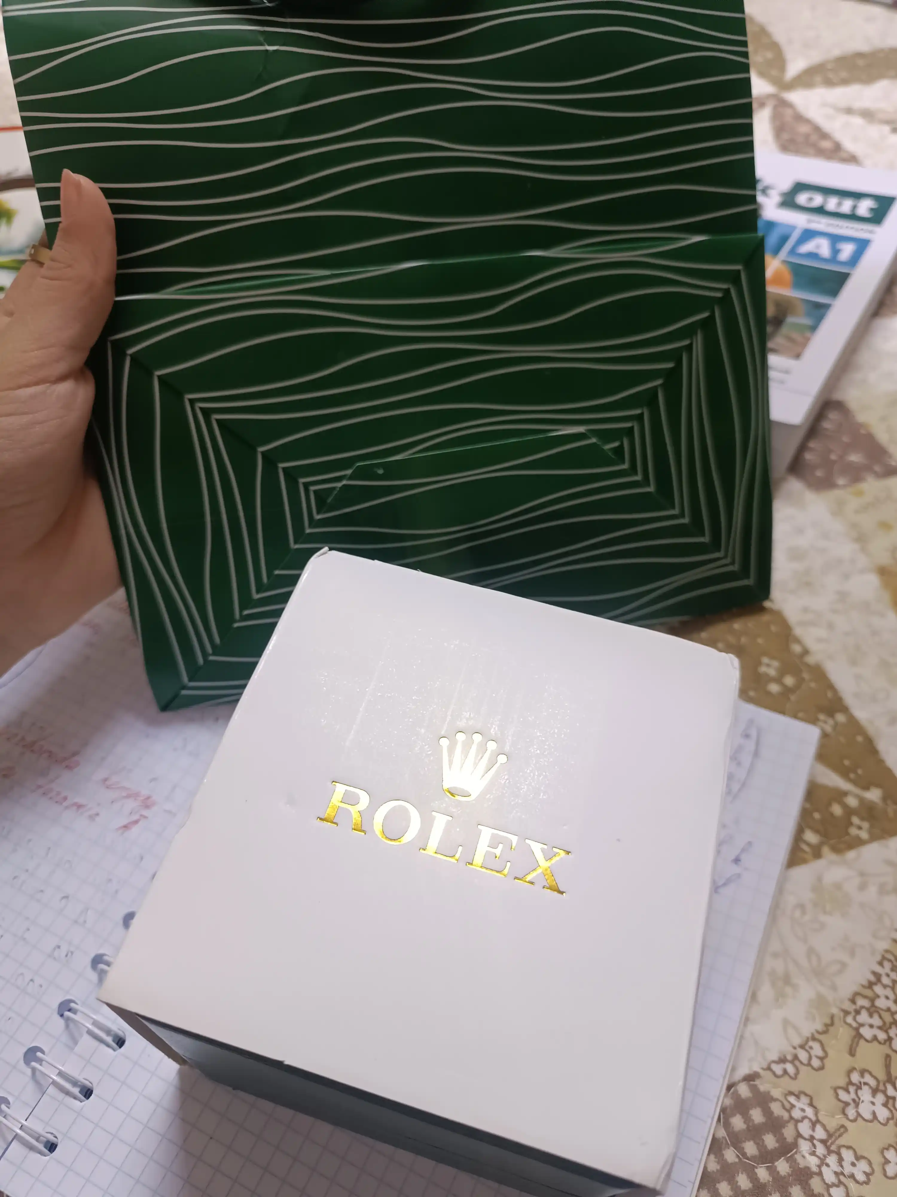Erkaklar qo'l soat, Sovg'a komplekti soat quti va hujjatlari bilan birga