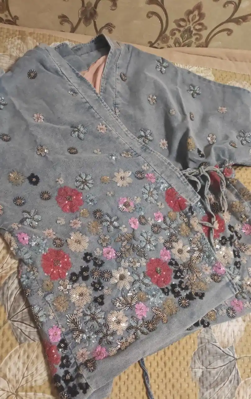 Ayollar jinsi kurtkasi, kardigan, kostyum, gulli bezakli keng bichimli pidjak