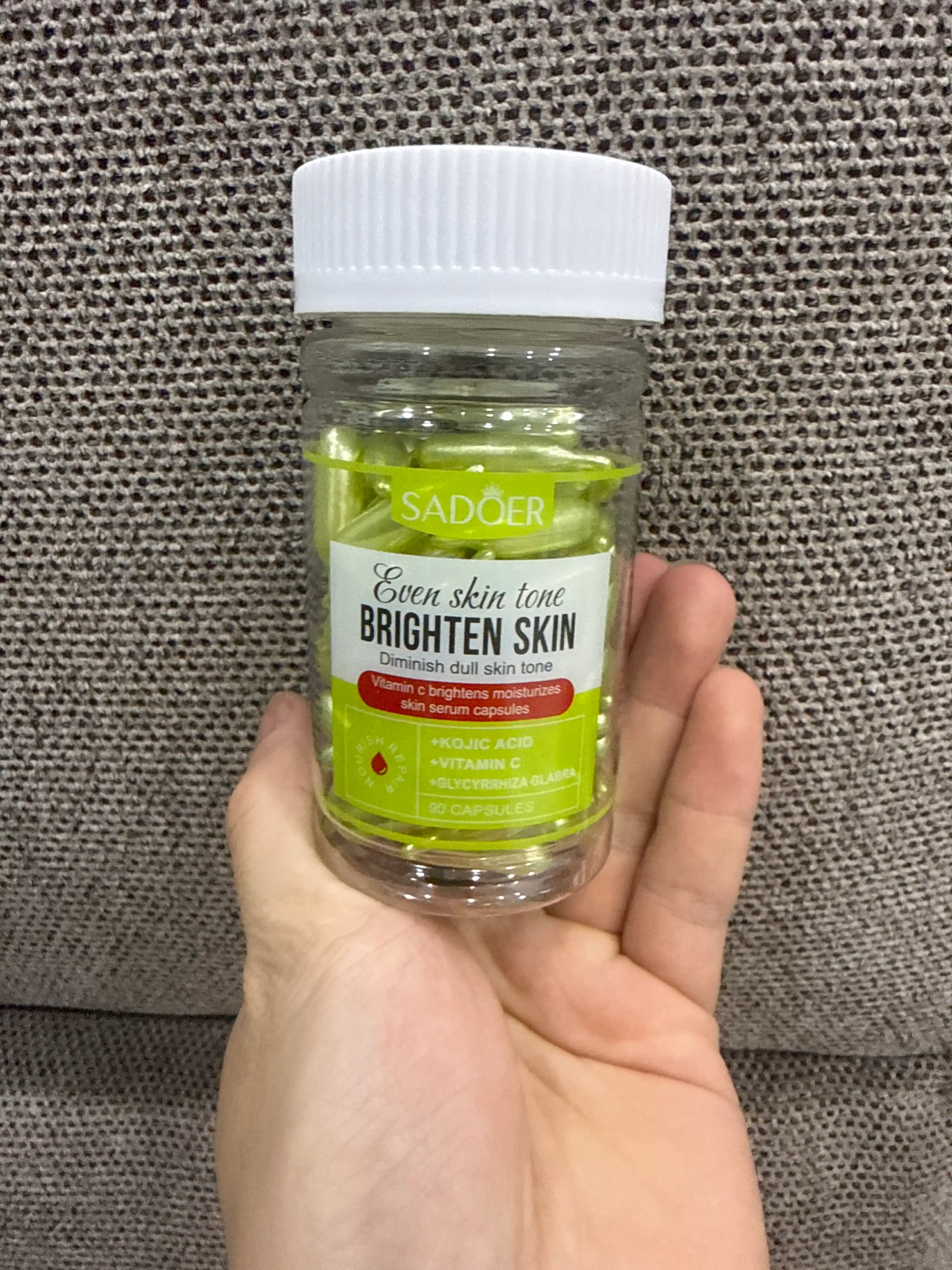 Kollagen + vitaminlar + tabiiy ekstraktlar: ajin va dog‘larni ketkazadi, terini yoritadi