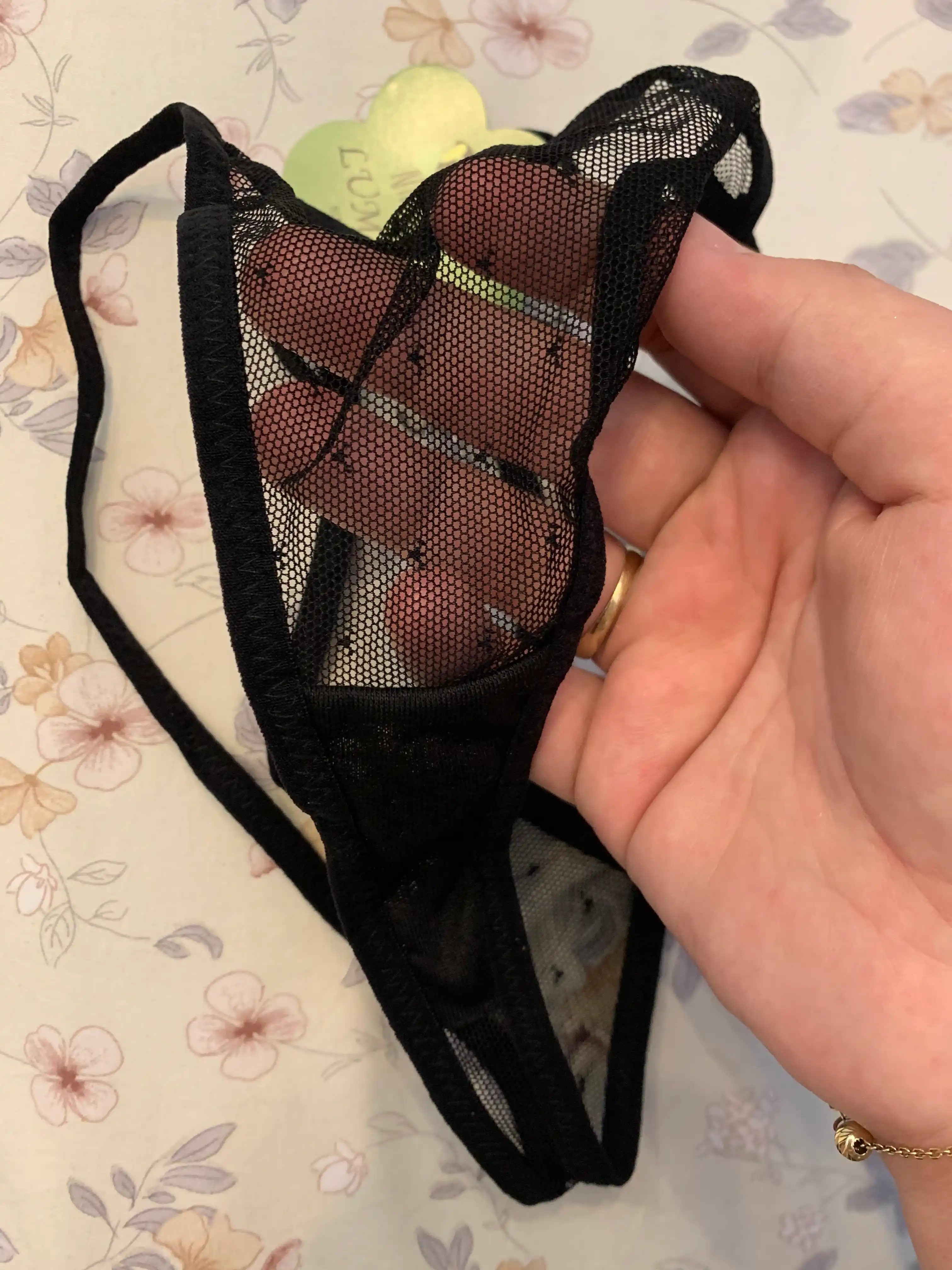 Ayollar gipur string tursigi zanjirli KISS modeli, qizil va qora rang