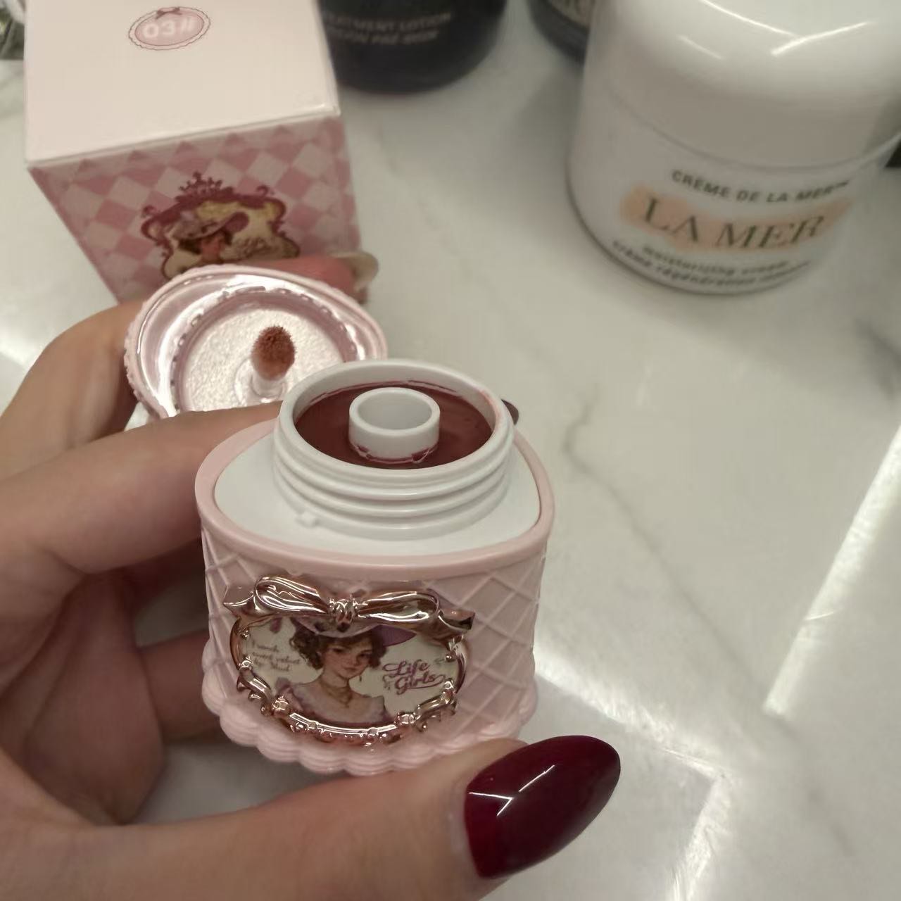 Ipakli xira lab bo‘yog‘i - yengil, chidamli, lablar baxmalsimon, chashkada iz qoldirmaydi