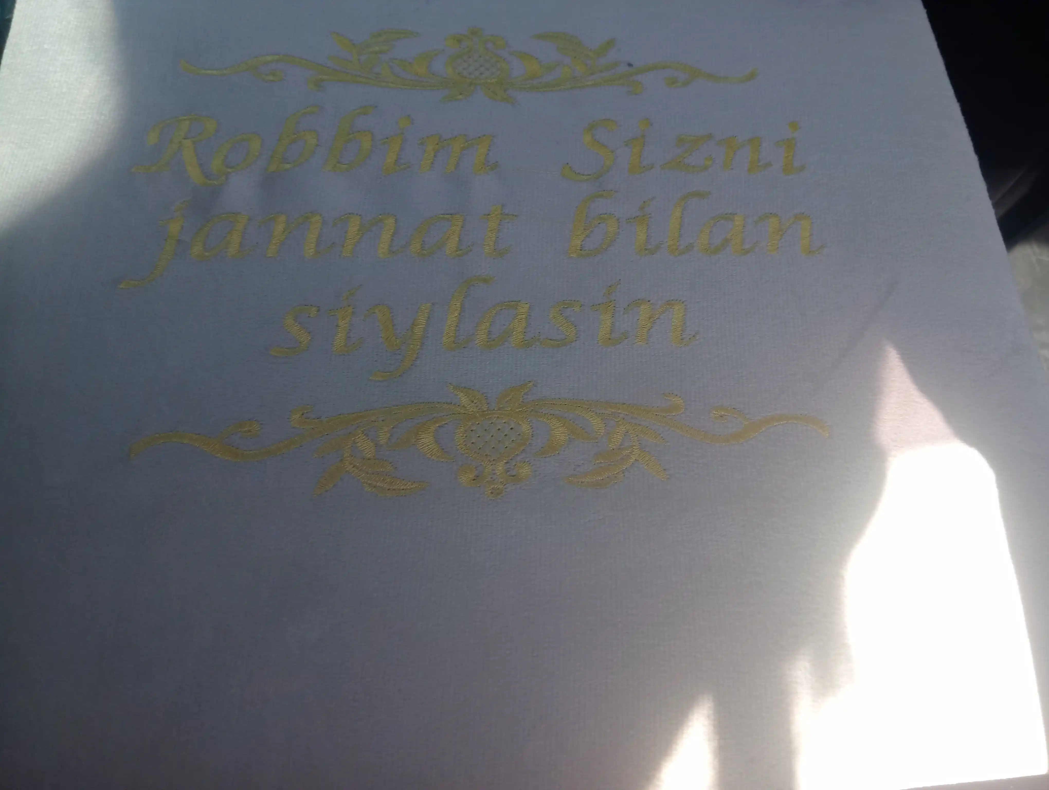 Diniy to'plam ibodat , Arabcha Qur'oni kitobi, joynamoz, tasbeh, zam zam - sovg'a qutisida