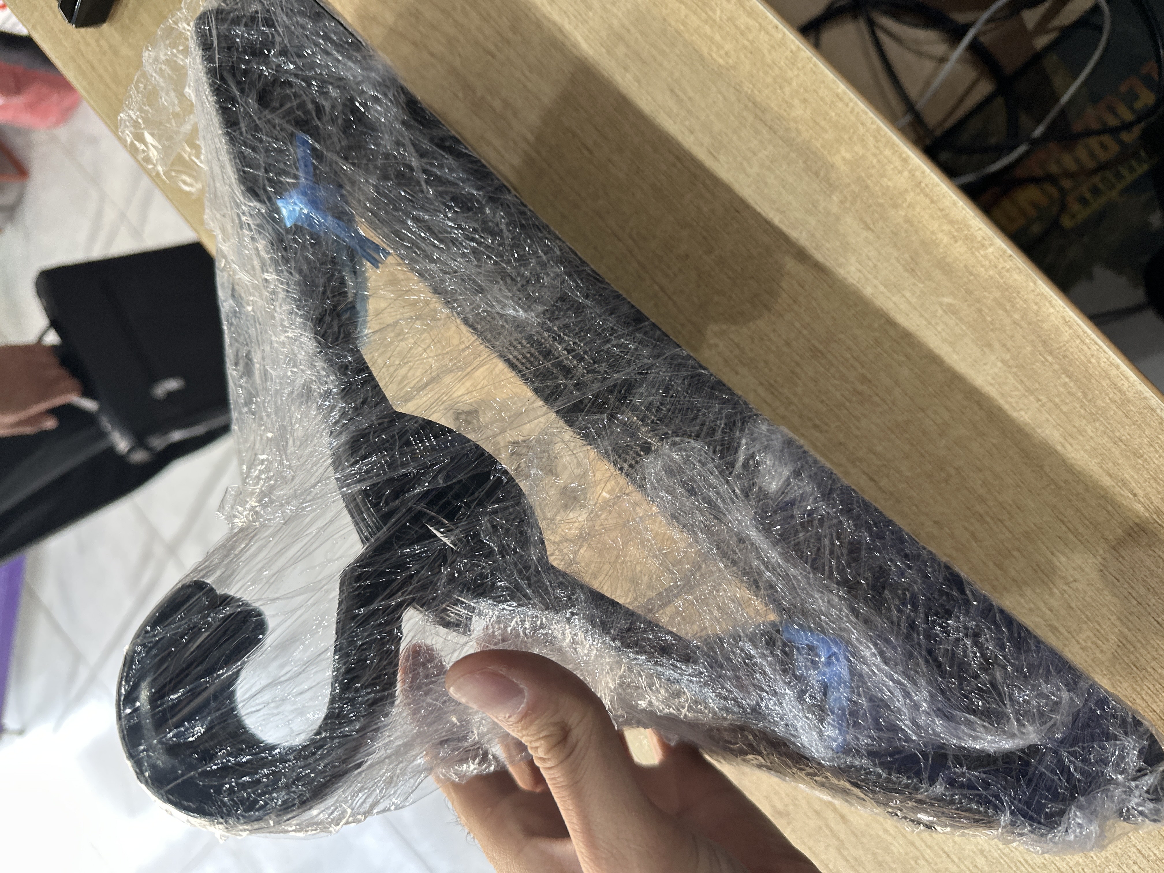 Ustki kiyim va shimlar uchun veshalkalar, plastmassa, tishli veshalka