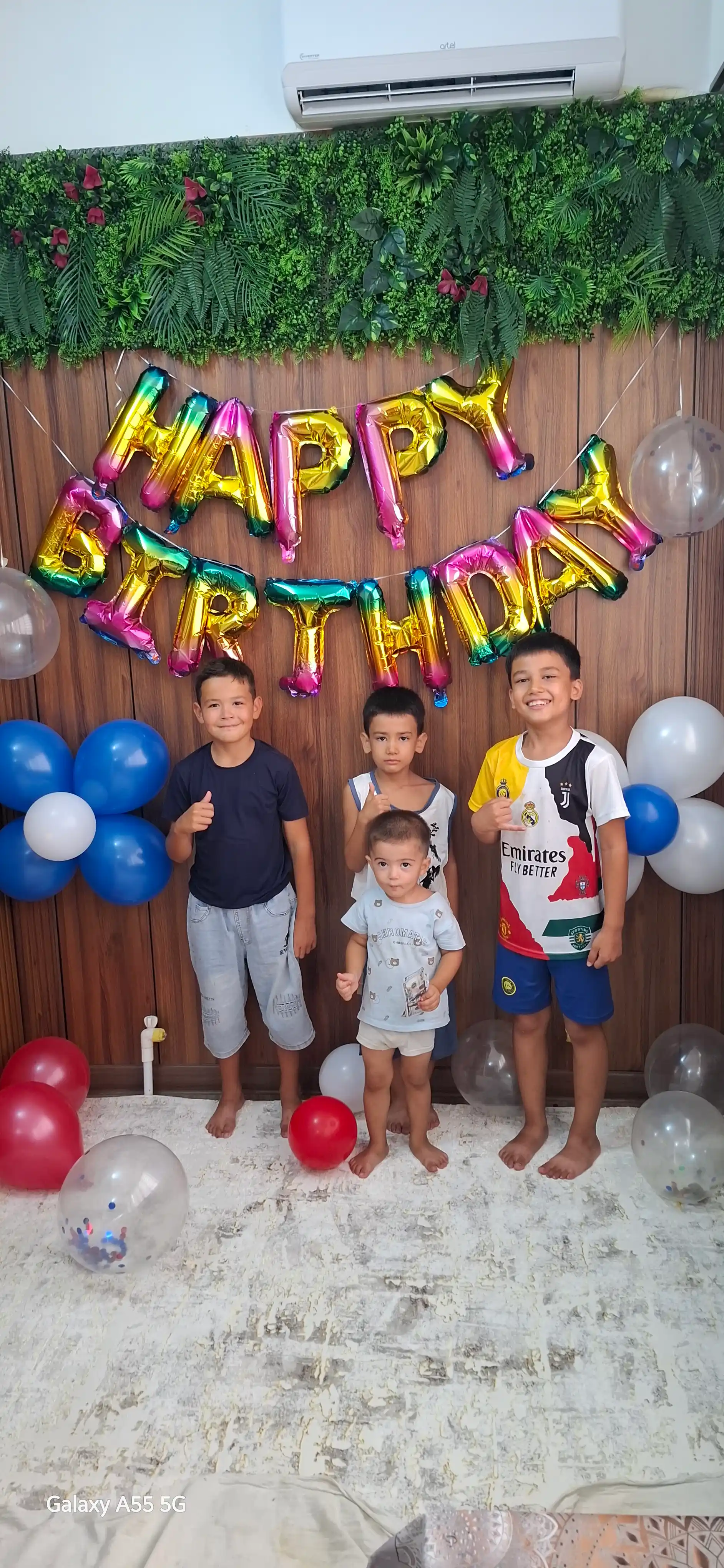 Happy Birthday harfli sharchalar, devordagi yozuv, fotozona uchun gulchambar