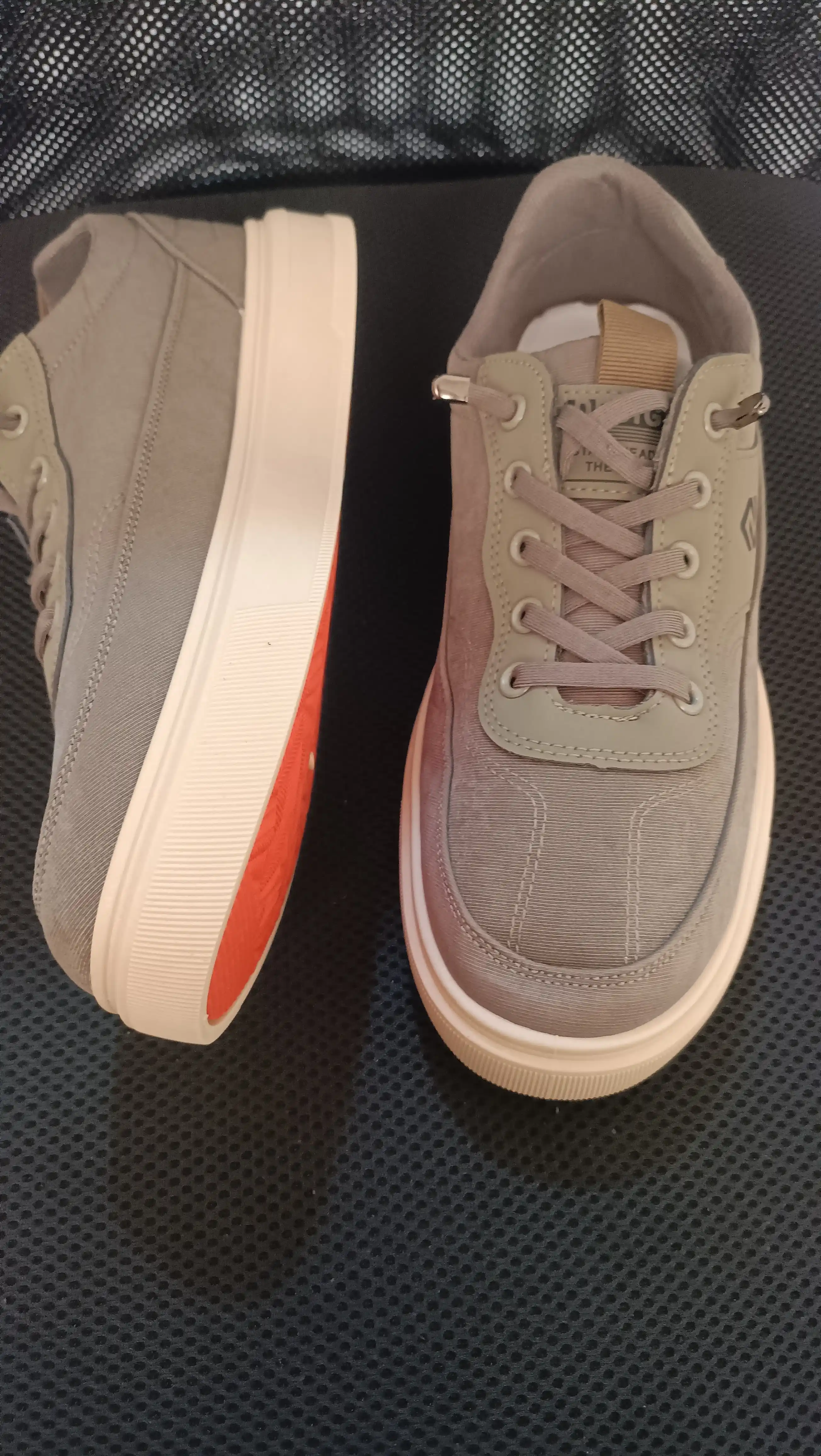 Erkaklar uchun krossovka – keda. Casual model. Tekstil material. Kichik o‘lchamli
