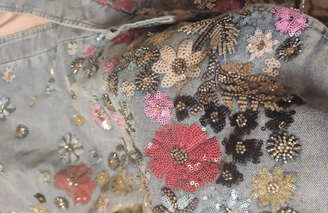 Ayollar jinsi kurtkasi, kardigan, kostyum, gulli bezakli keng bichimli pidjak