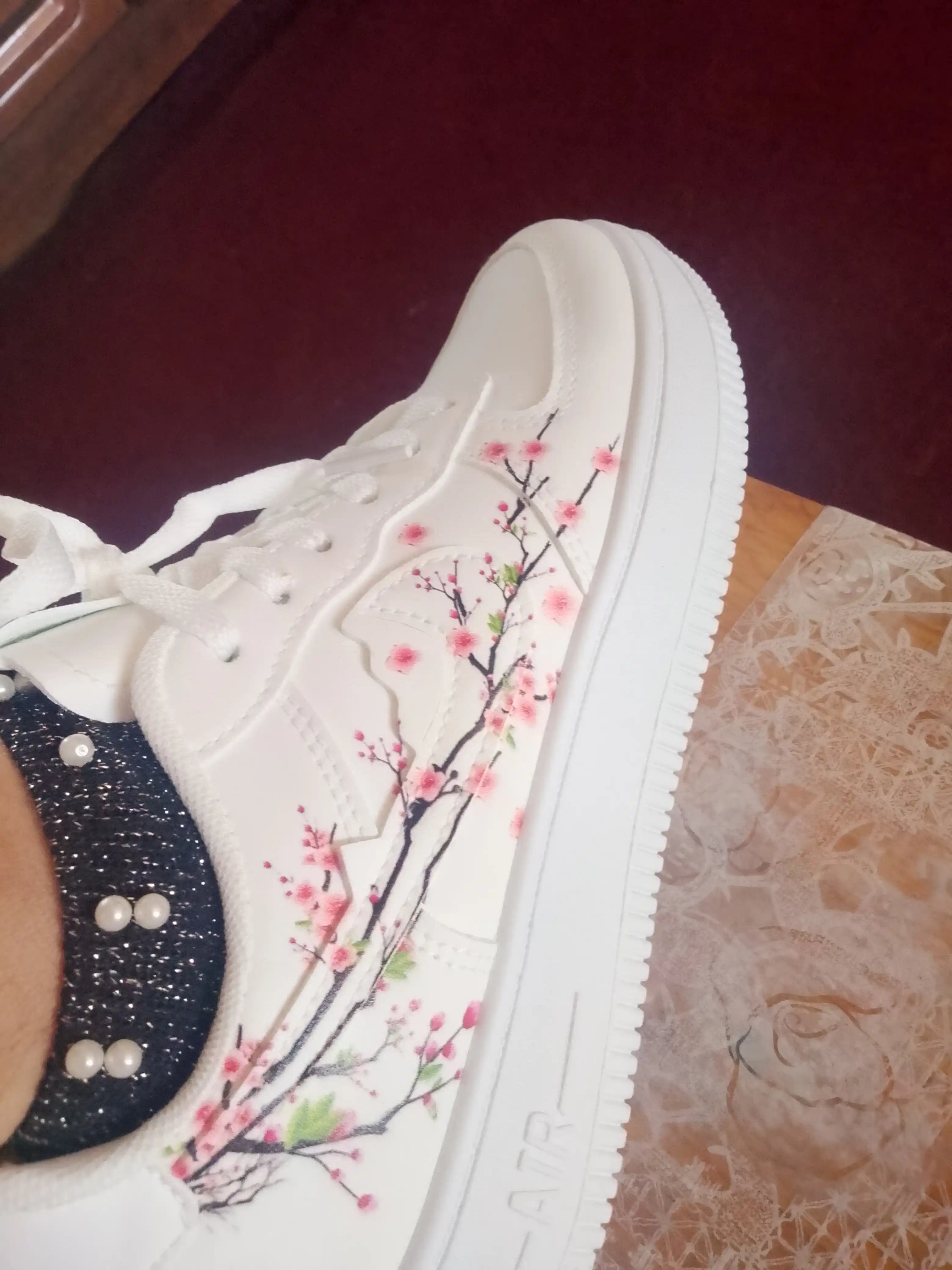Sakura ayollar oq krossovkalari – gul naqshli, kundalik sport uslubidagi poyabzal