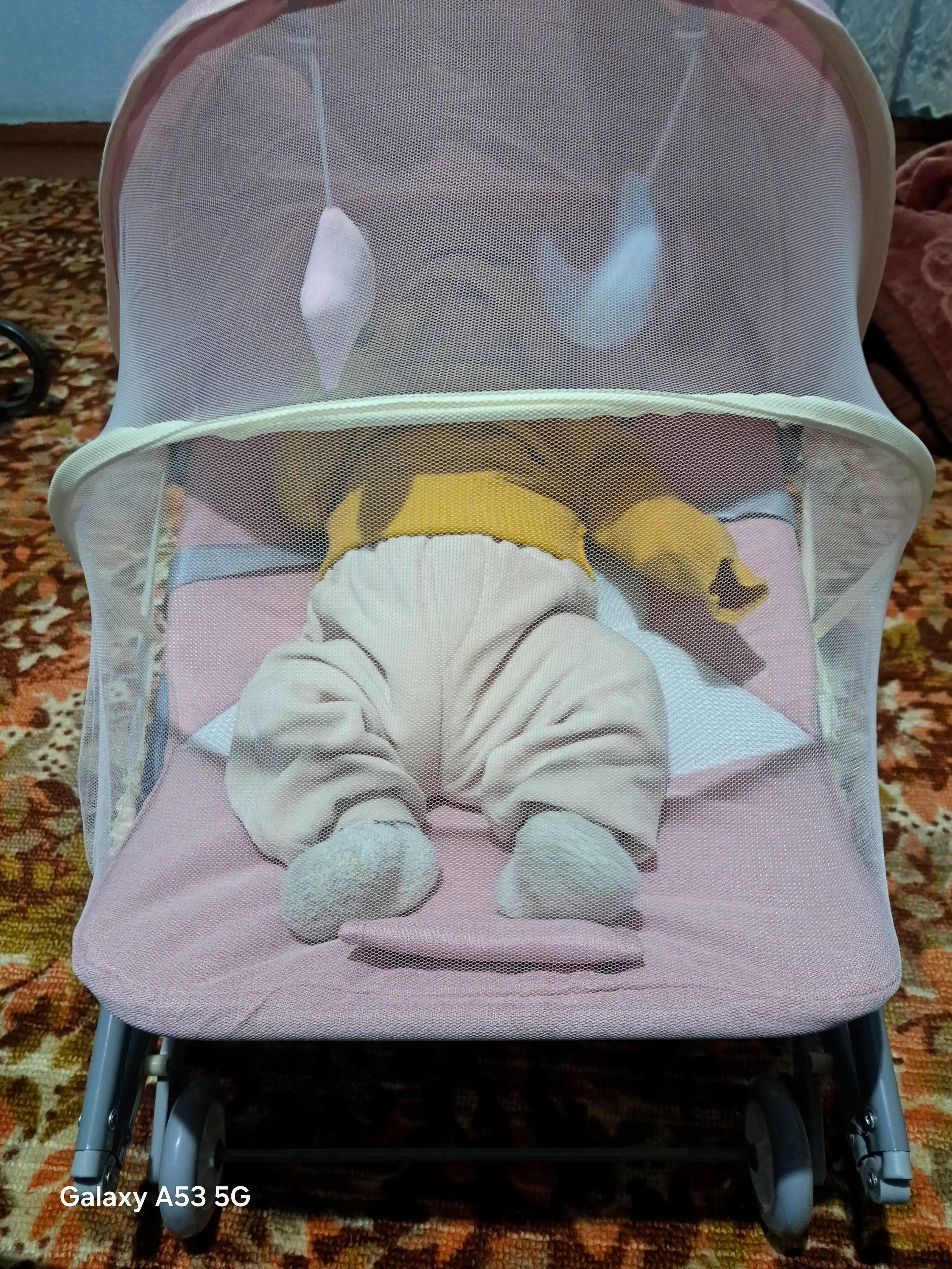 Шезлонг-качалка для новорождённых, с игрушками и защитной москитной сеткой