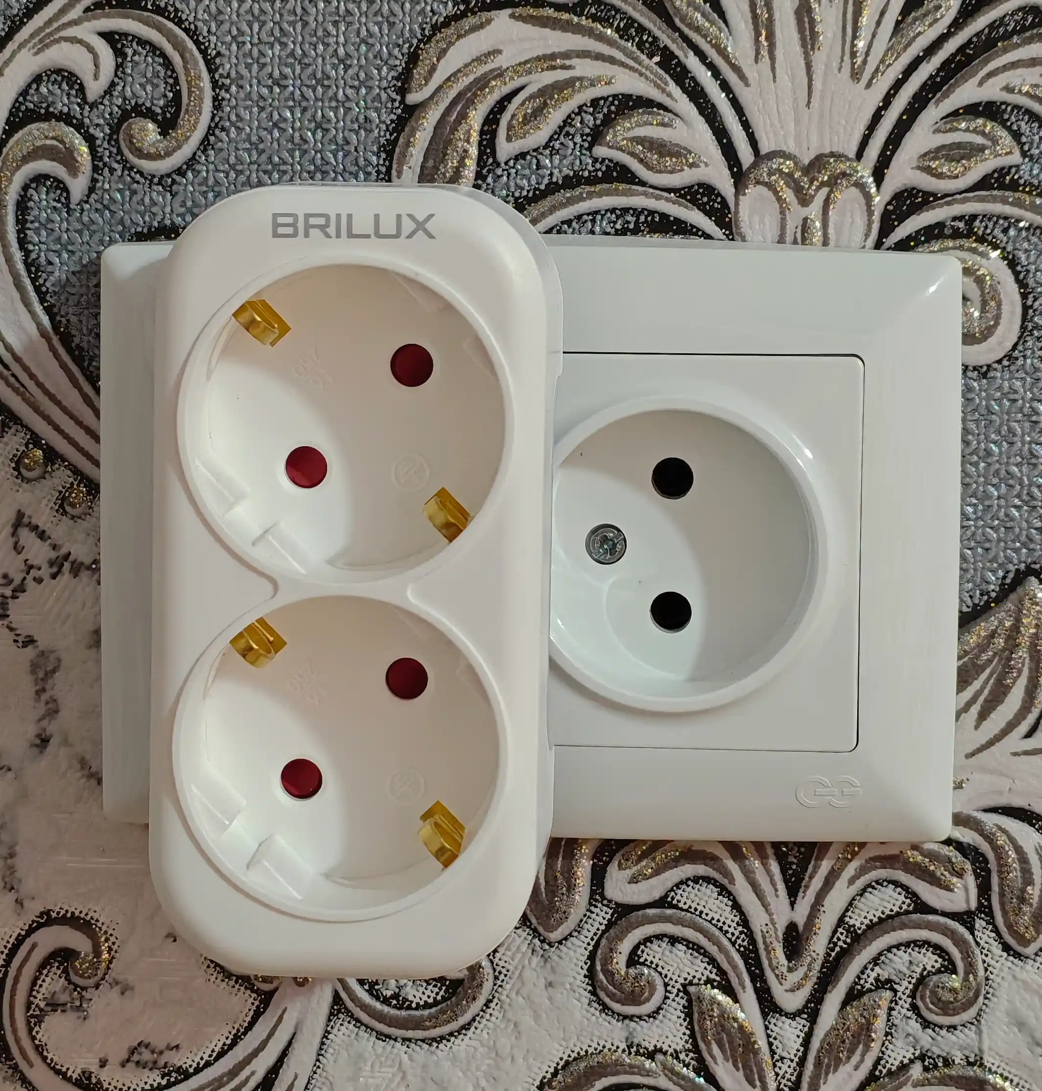 Тройник и двойник электрический BRILUX с выключателем