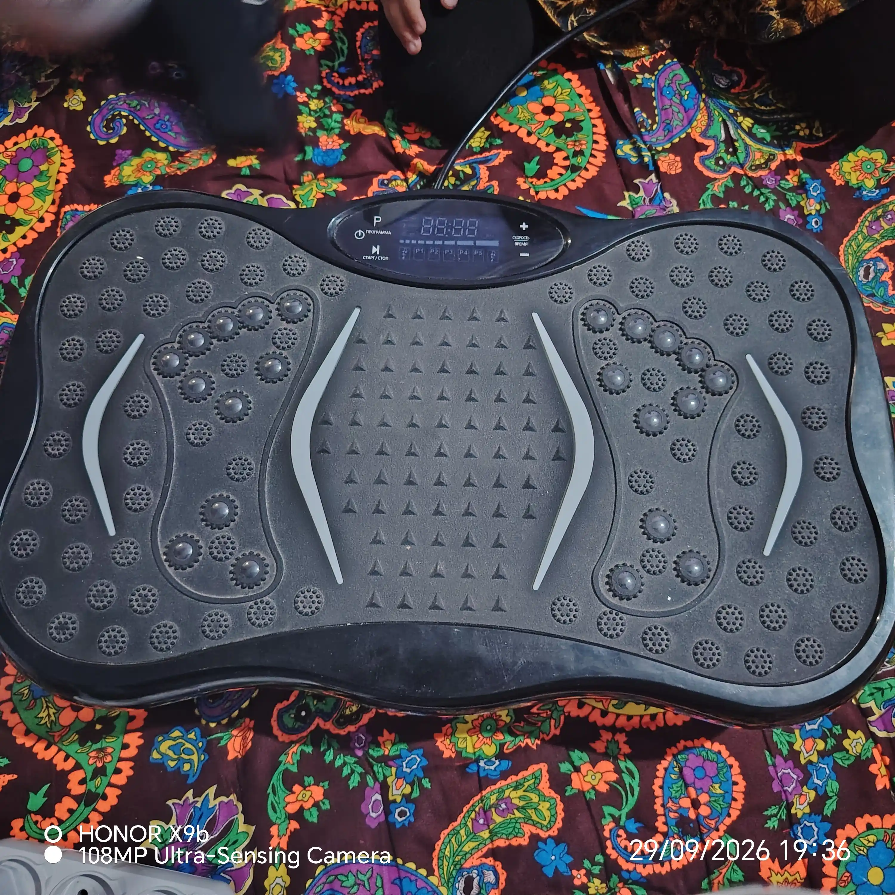 Vibratsion fitnes platforma — massaj funksiyasi  KECHITE tish rezinalari bilan