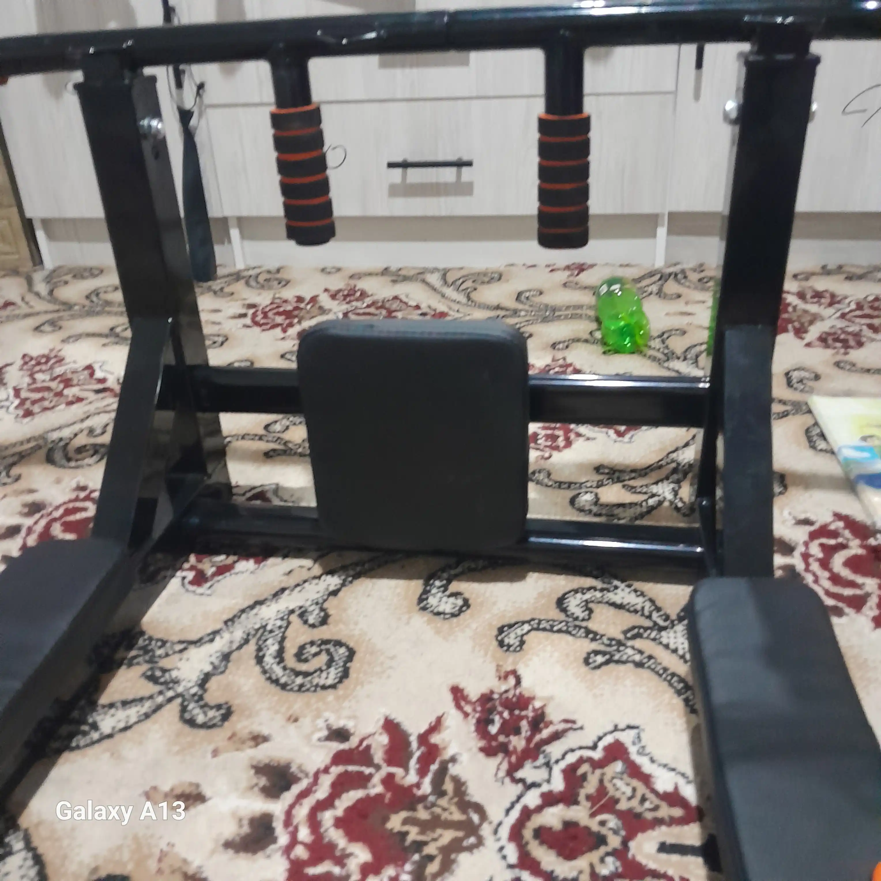 Devorga o'rnatiladigan turnik 3 ta 1 da, brusya va press uchun, 120 kg, 95x77 sm