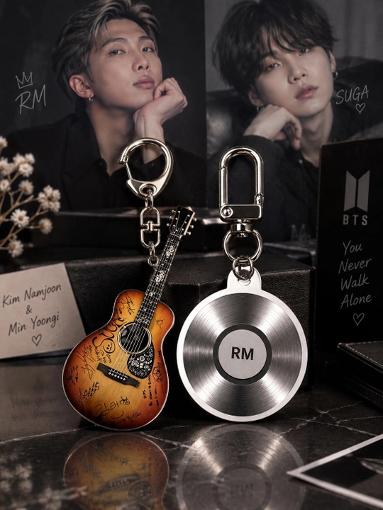 BTS kalitlari uchun nomi yozilgan kalit ilgagi - 