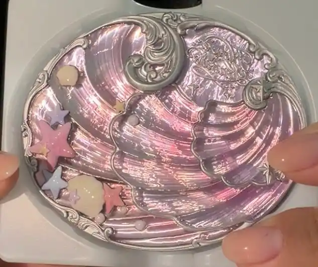 Flower Knows Pearl Shell компактная пудра для лица в перламутровом футляре