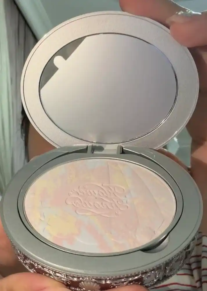 Flower Knows Pearl Shell компактная пудра для лица в перламутровом футляре