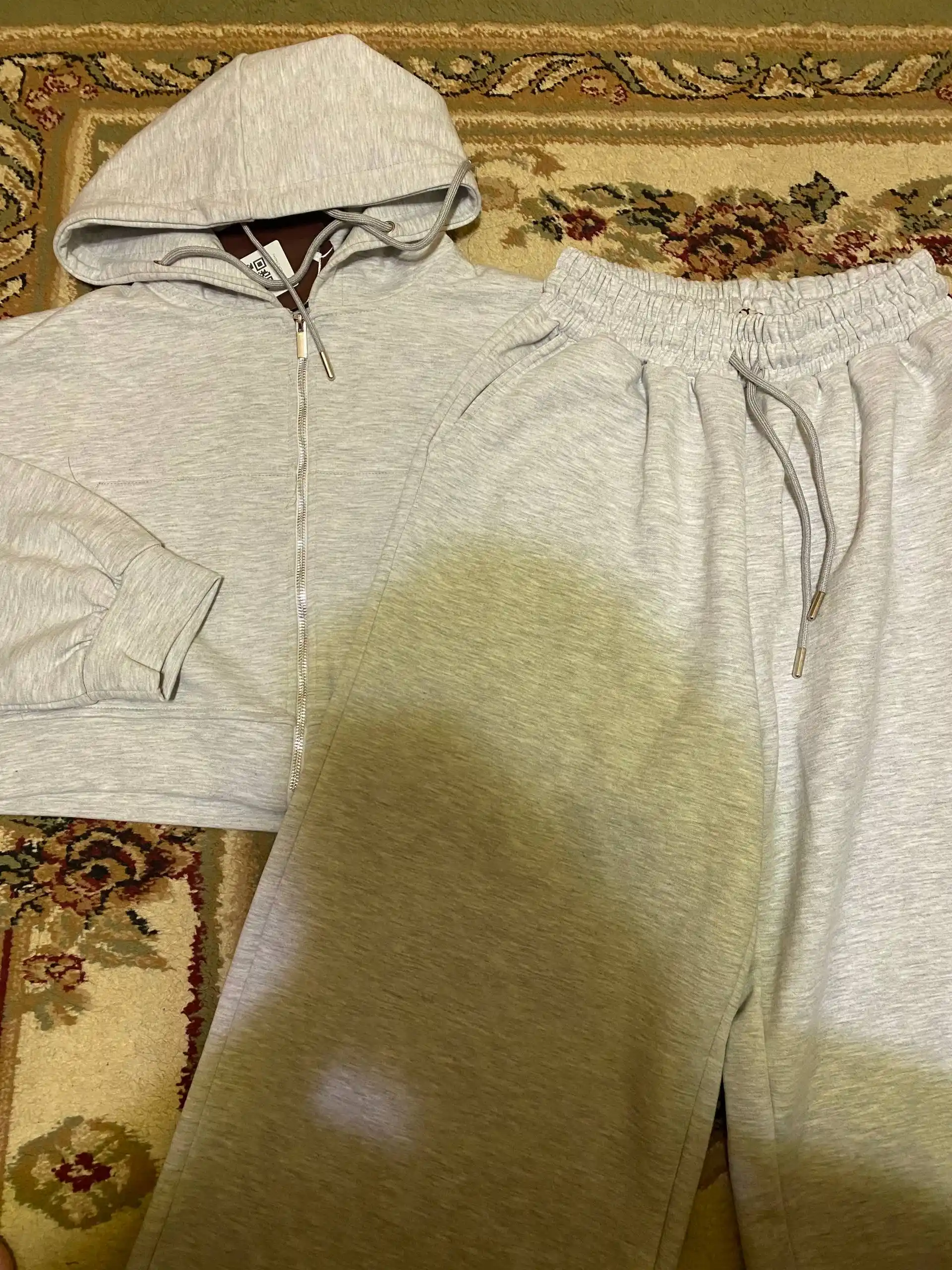 Ayollar uchun ikki qismli sport kostyumi, qisqartirilgan zip xudi va keng shimlar, to‘plam