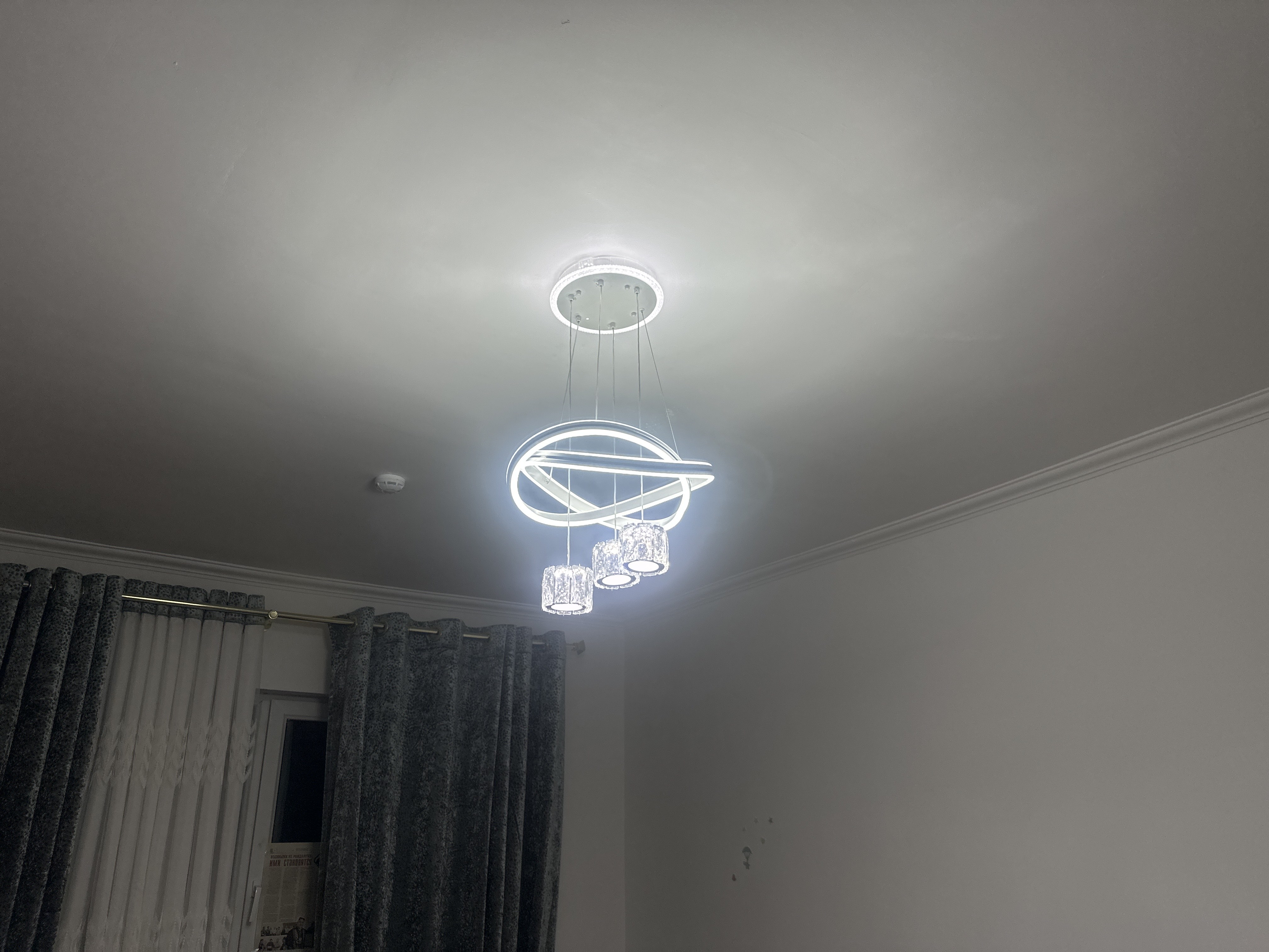 Osma LED lyustra 43 sm, billur bezakli, balandligi 60 sm gacha, 20 m² gacha
