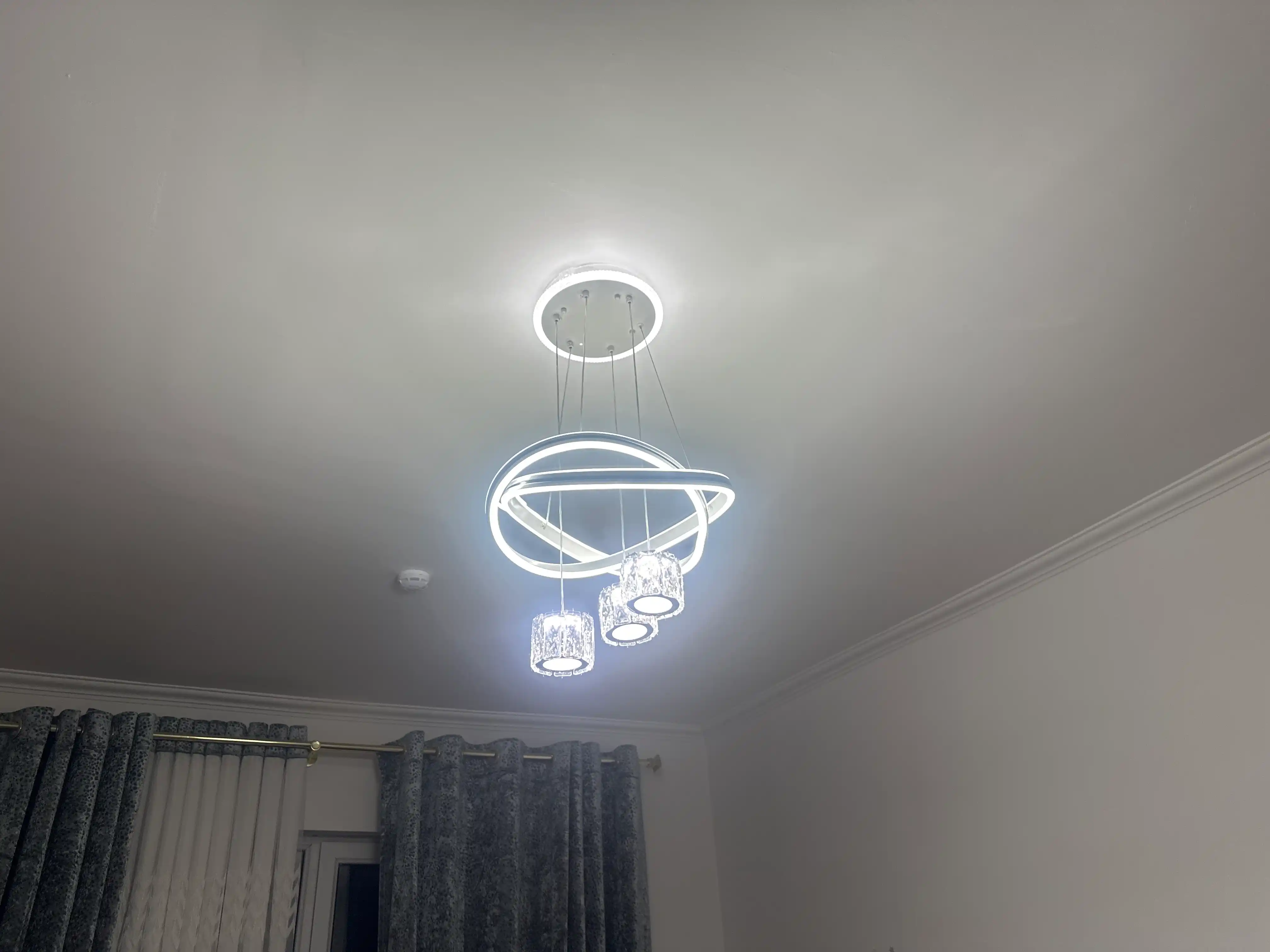Osma LED lyustra 43 sm, billur bezakli, balandligi 60 sm gacha, 20 m² gacha