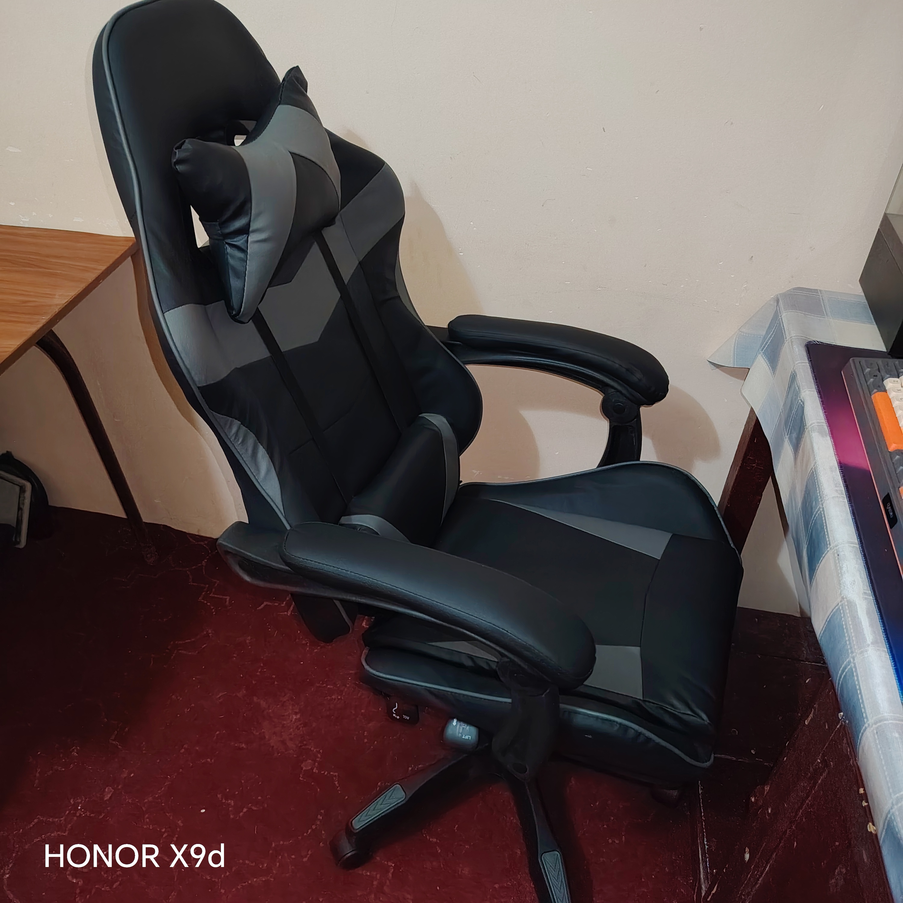 Игровое кресло с откидной спинкой и подставкой для ног