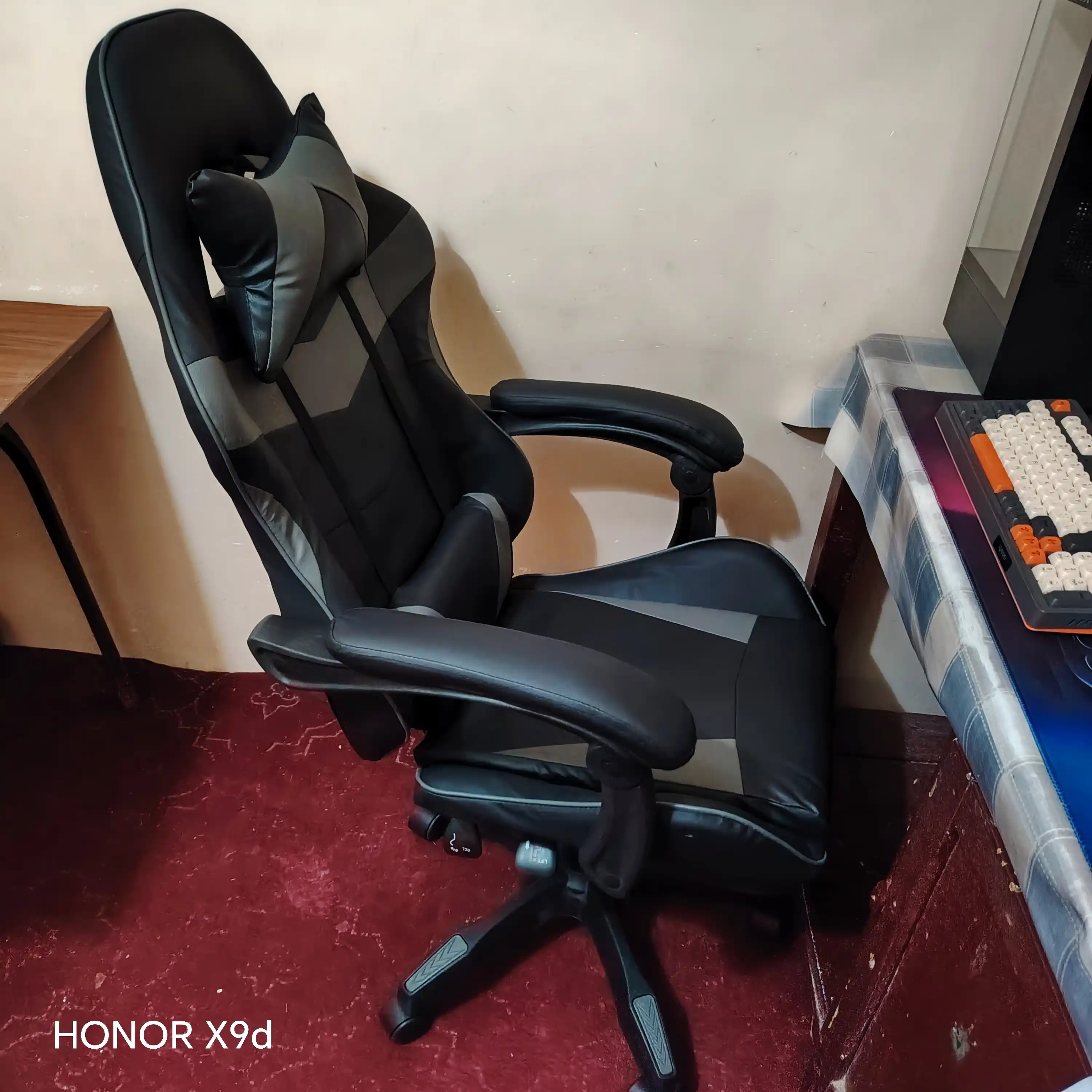 Игровое кресло с откидной спинкой и подставкой для ног